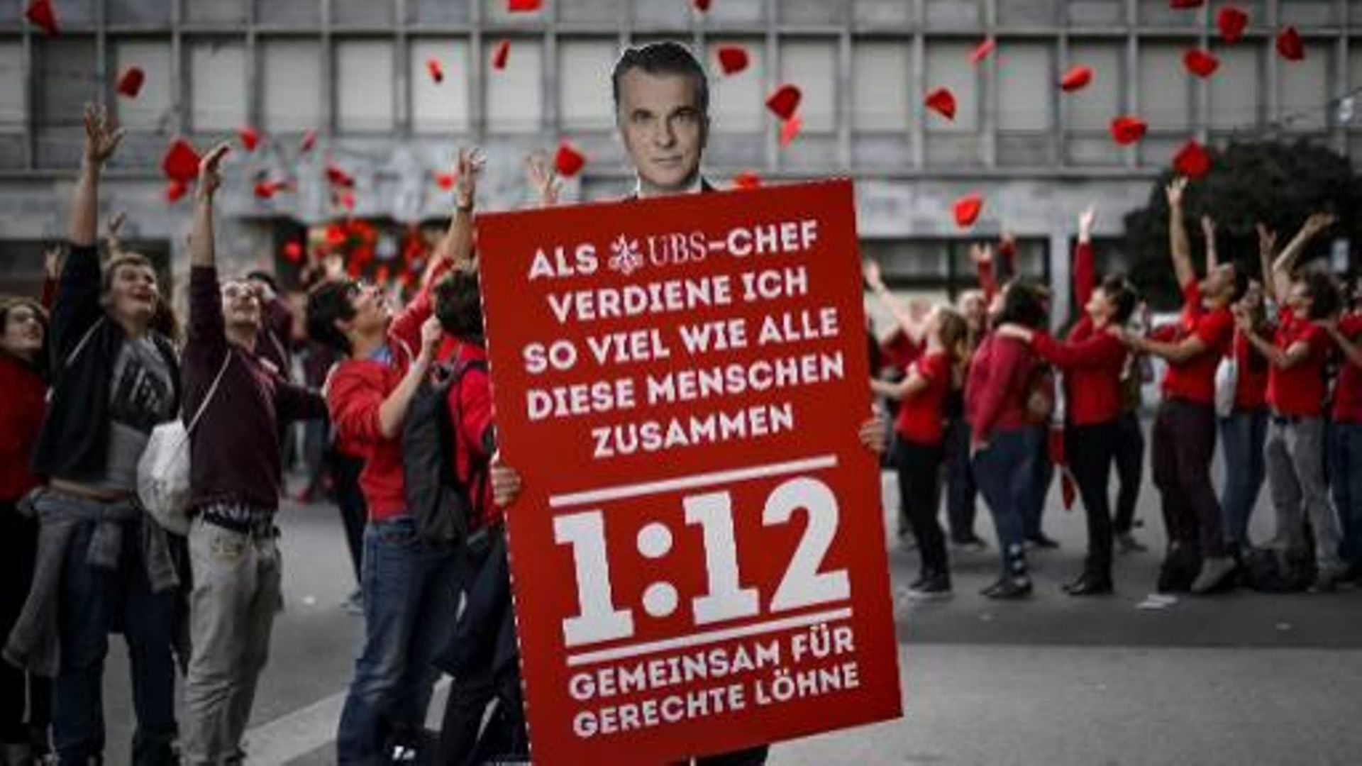 Une pancarte avec le visage du directeur général de la banque UBS, Sergi Ermotti, lors d'une manifestation des Jeunes socialistes pour la limitation des gros salaires en Suisse, le 2 novembre 2013 à Zurich