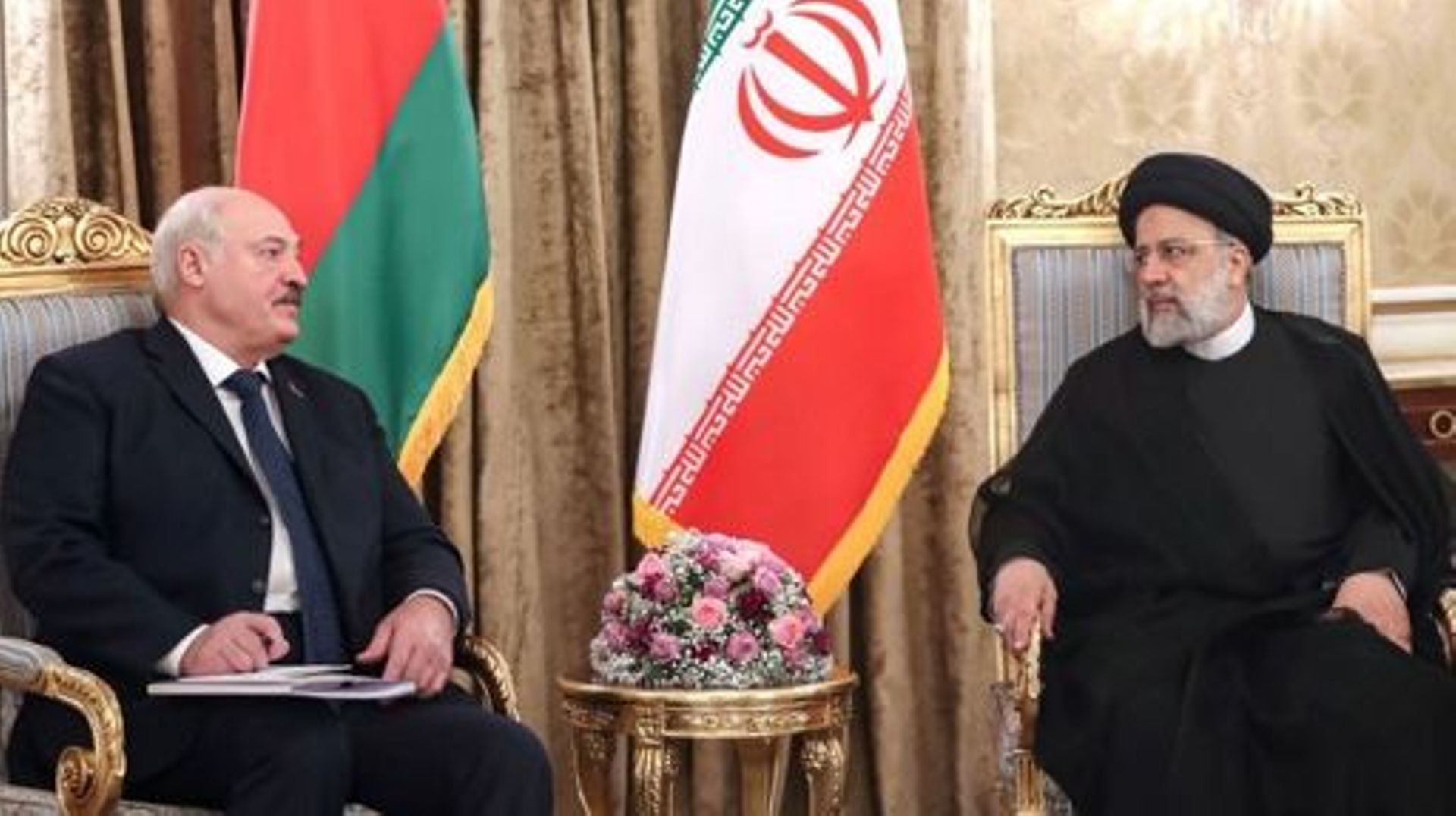 Une photo fournie par la présidence iranienne montre le président iranien Ebrahim Raisi (à droite) et le président biélorusse Alexander Lukashenko lors d'une cérémonie de signature d'un protocole d'accord à Téhéran, le 13 mars 2023.