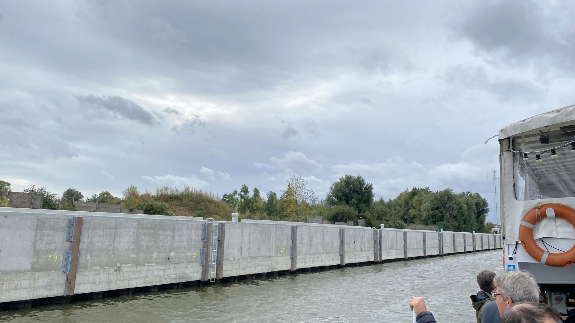 Un "mur de quai" de 225 mètres de long vient d’être aménagé le long du canal pour faciliter le chargement et déchargement de matériaux.