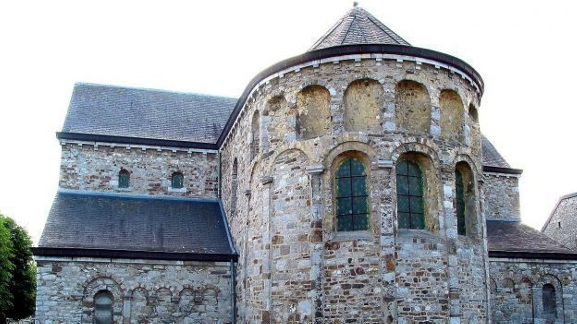 Xhignesse, abside et transept droit de l’église Saint-Pierre (fin du XIe siècle).