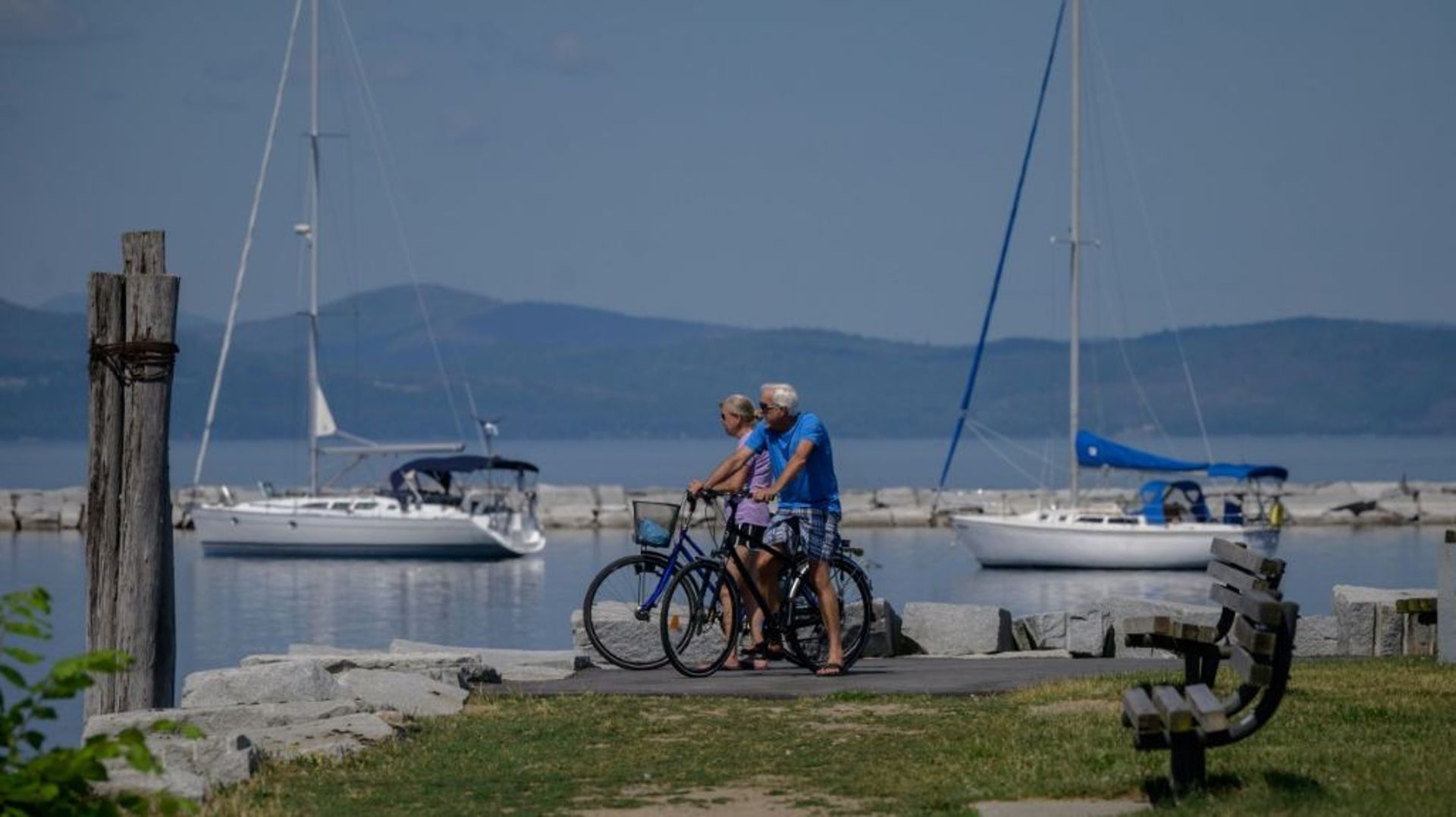 Des cyclistes devant le lac Champlain à Burlington (Vermont), le 29 juin 2021