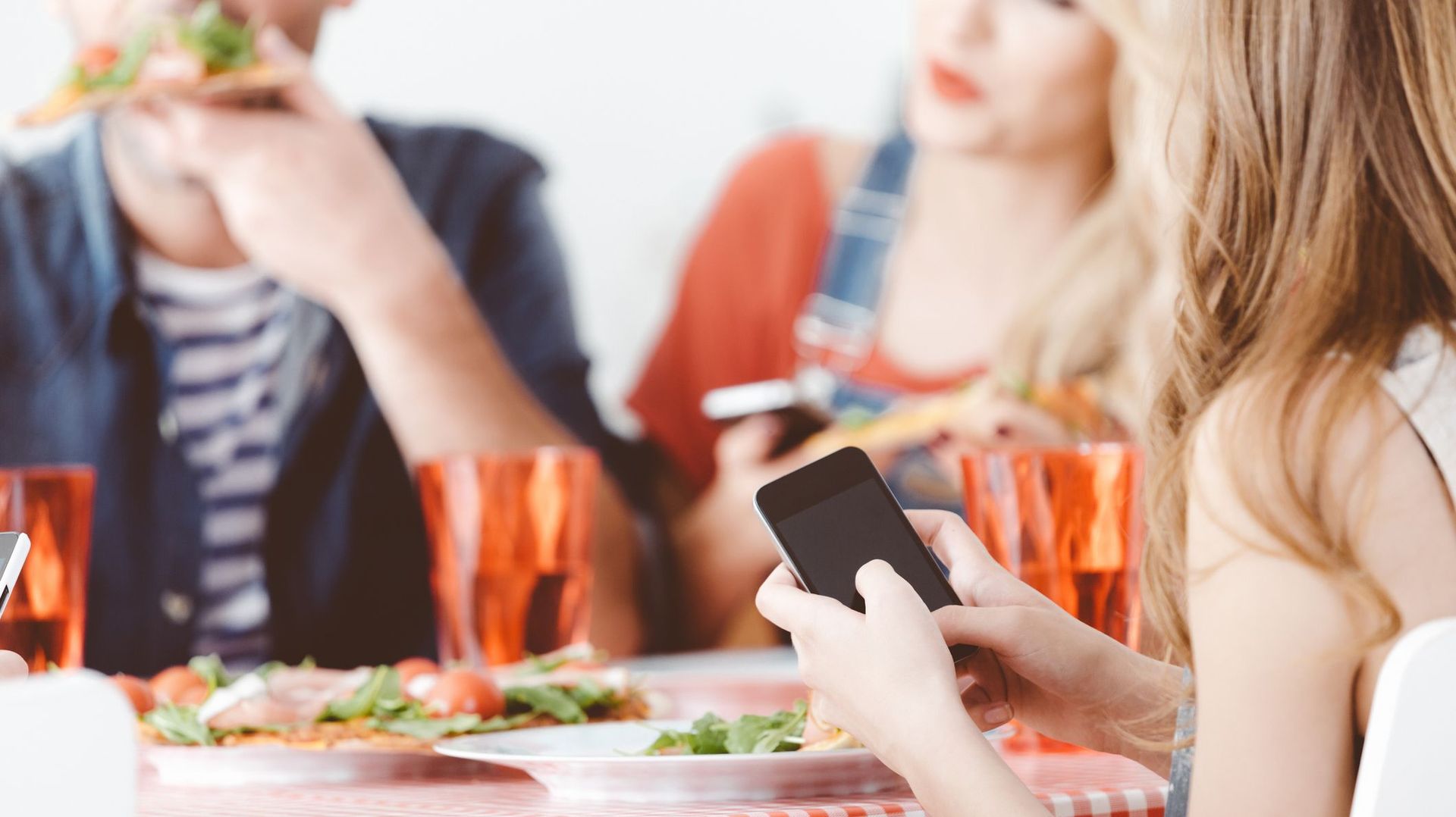 80% des Belges n'utilisent pas leur smartphone à table