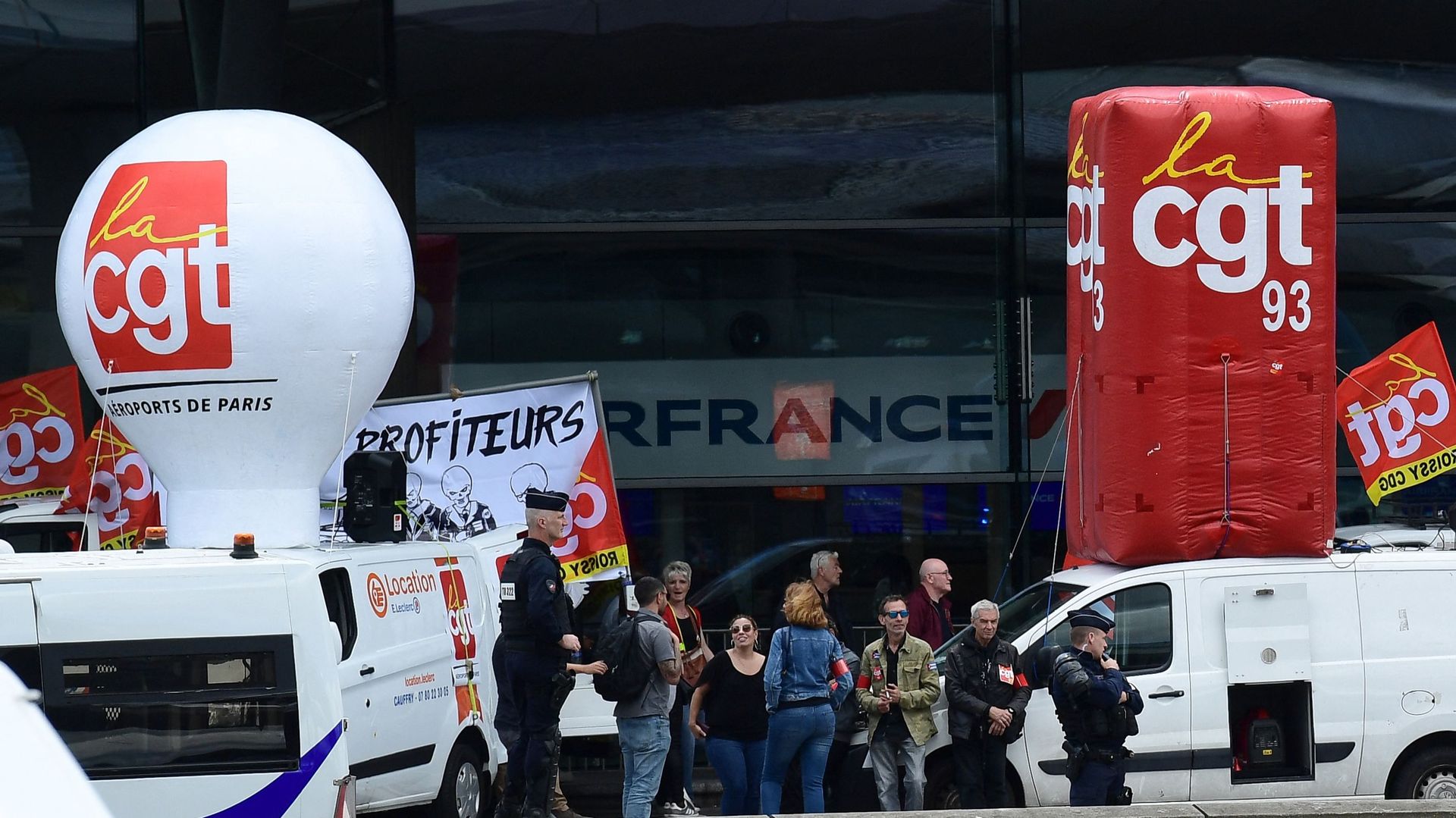 Les employés de l’aéroport de Roissy Charles De Gaulle se rassemblent devant un terminal alors qu’ils organisent une grève à l’aéroport de Roissy Charles De Gaulle, au nord de Paris, le 1er juillet 2022. BERTRAND GUAY / AFP