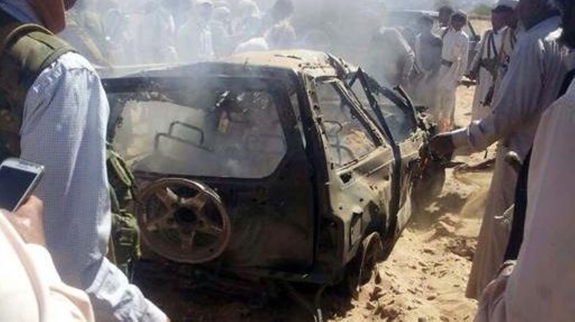 Une voiture où voyageaient trois membres présumées d'Al-Qaïda, calcinée par un drone le 26 janvier 2015 à l'est de Sanaa, au Yémen 