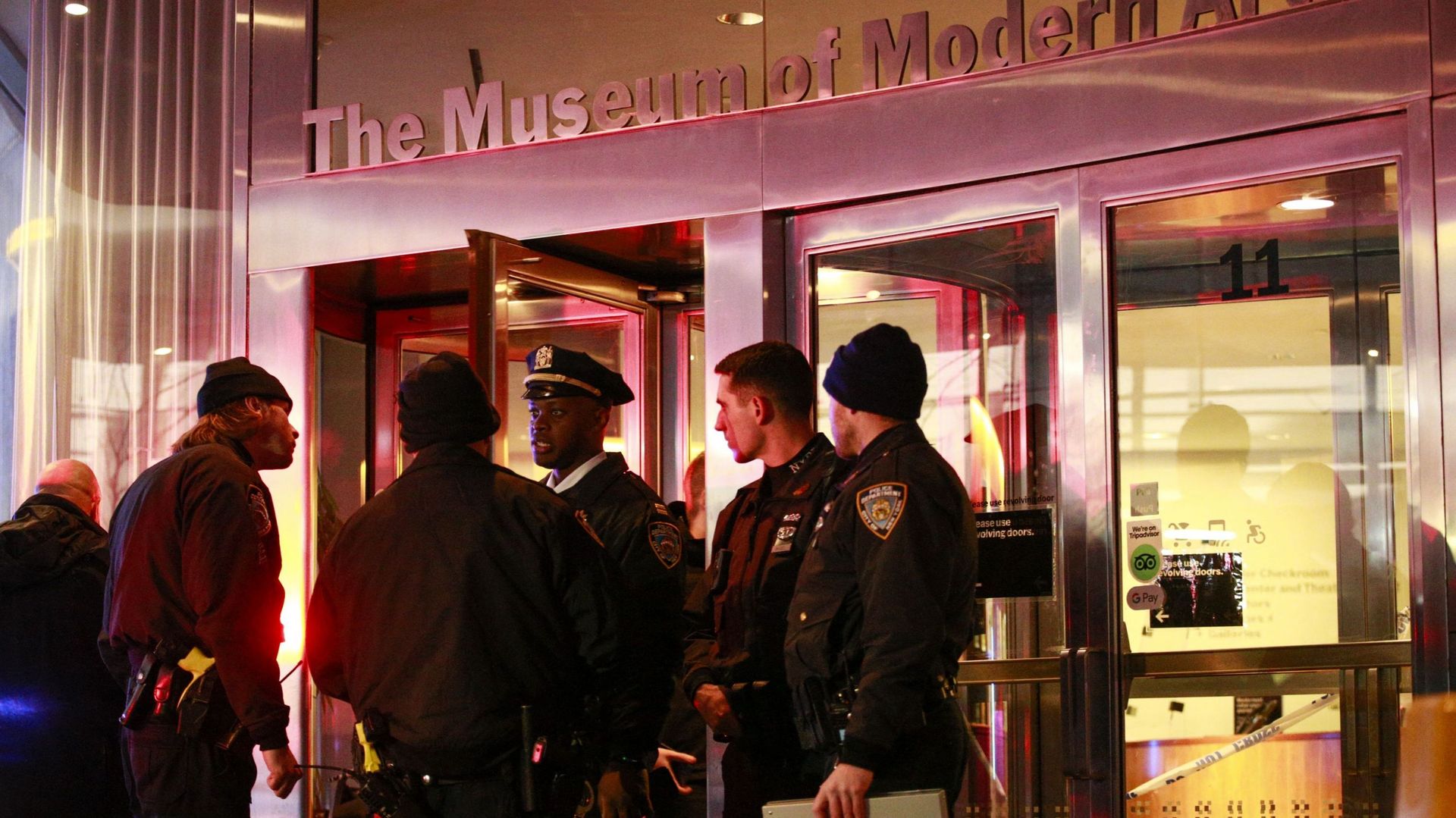 Des policiers de la ville de New York montent la garde à l'entrée du Musée d'art moderne, à New York, le 12 mars 2022.