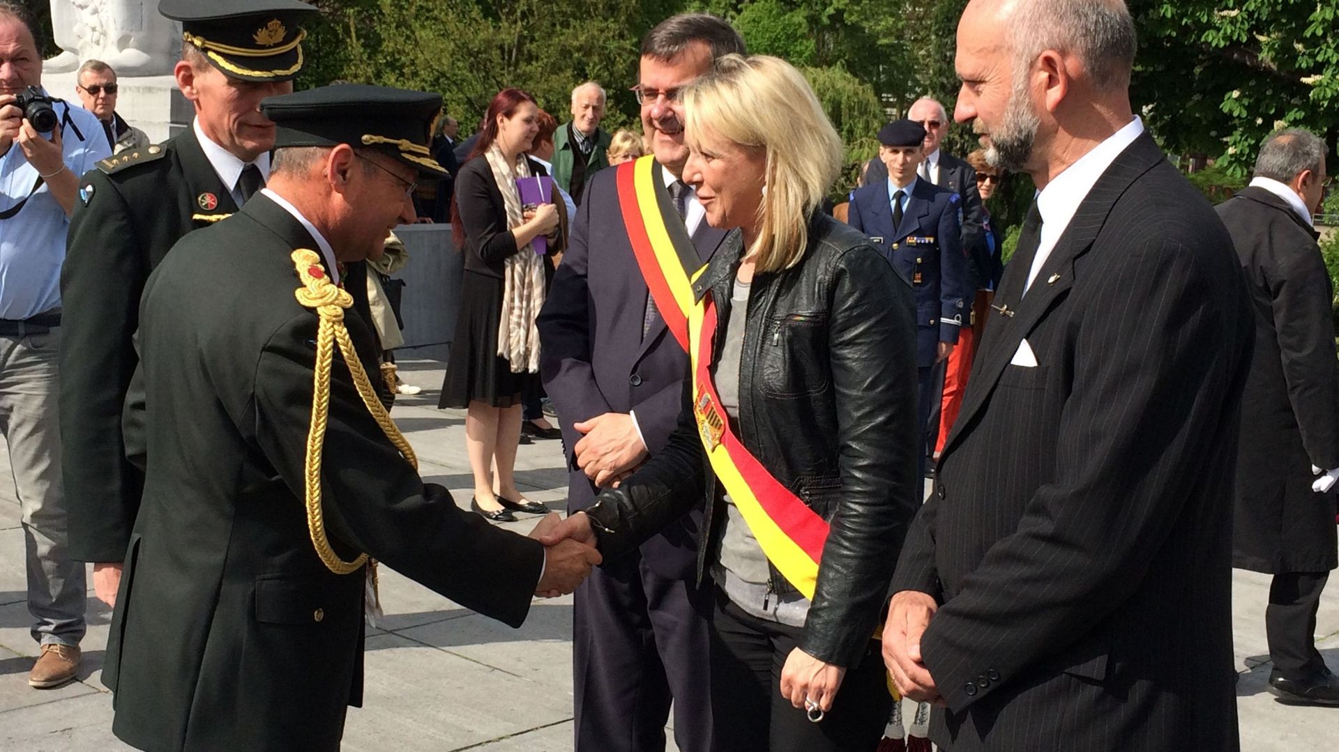 En présence du Commandant militaire de la Province de Liège, l'Aide de Camp du Roi salue les autorités. (Photo RTBF - M. Mélon)