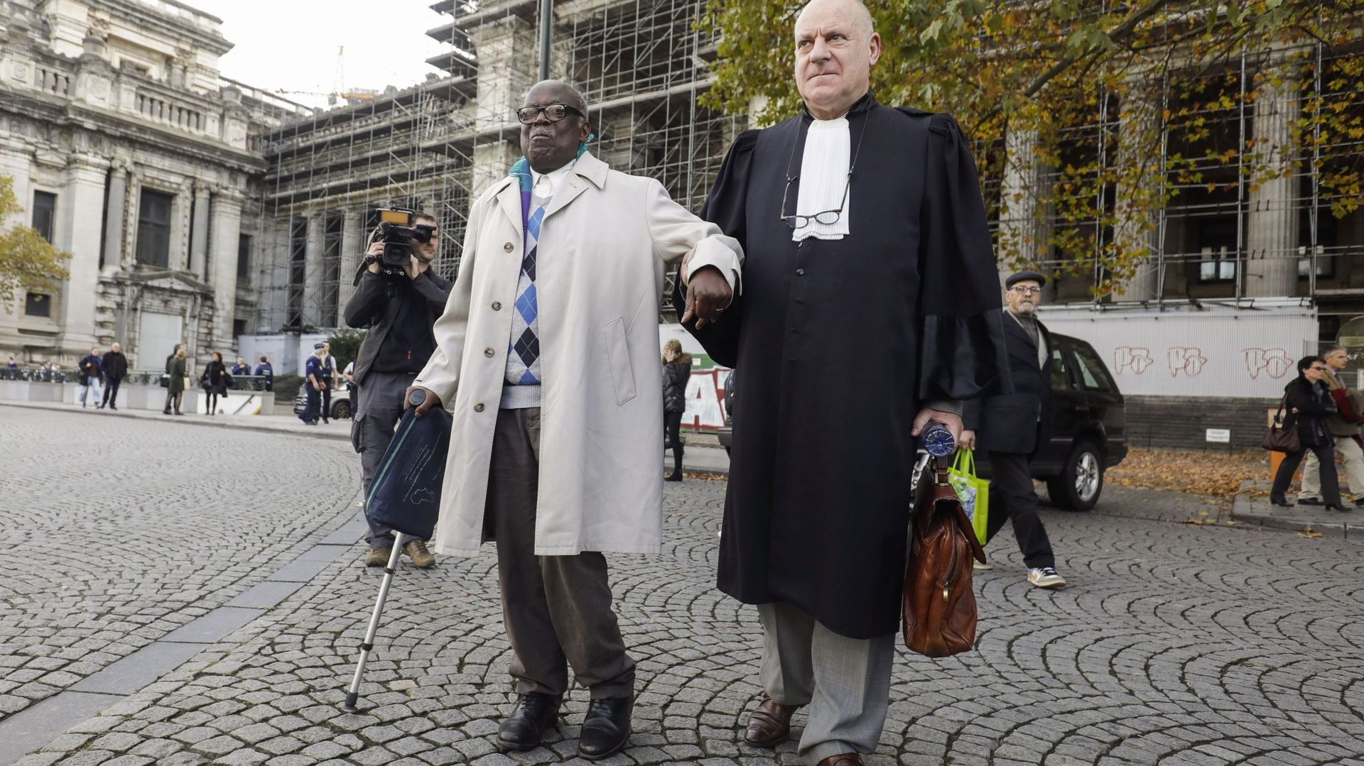 Fabien Neretsé, accusé devant la cour de crime de génocide et de crime de guerre commis en 1994 au Rwanda, et son avocat Jean Flamme devant le Palais de justice de Bruxelles