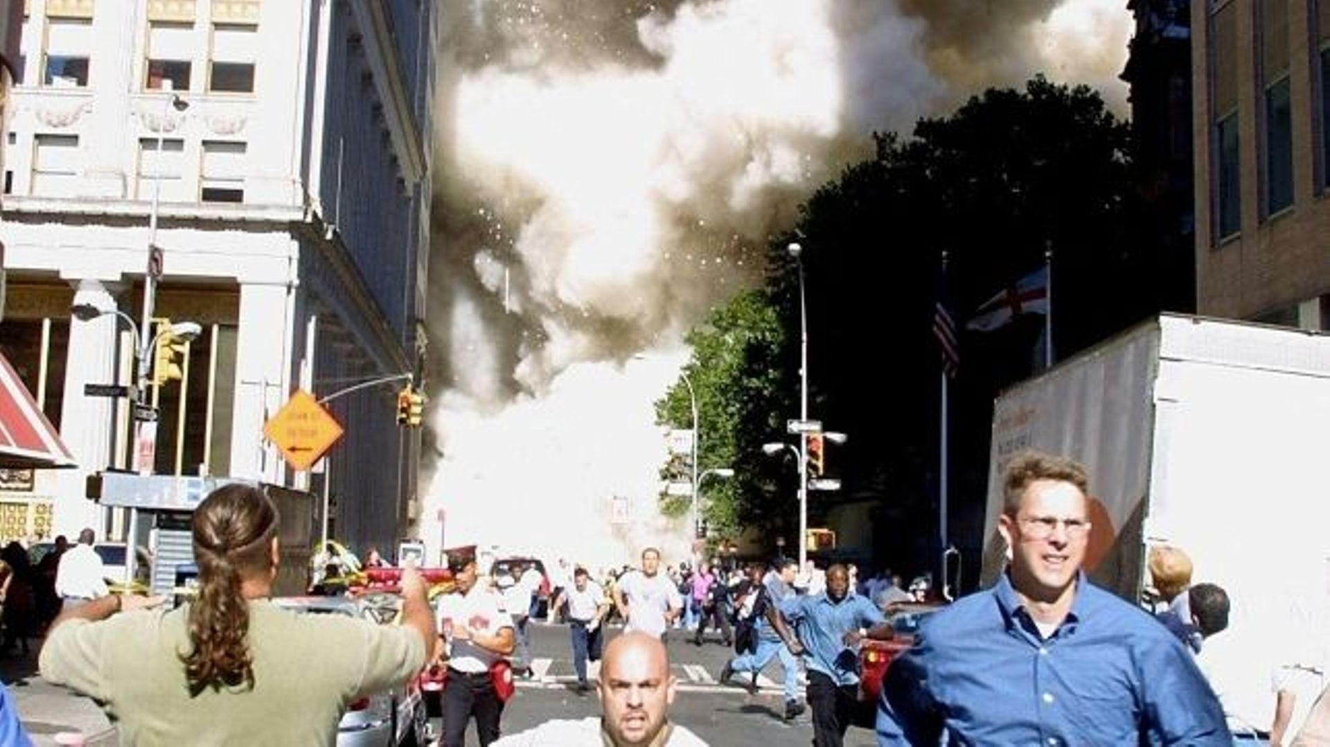 Des New Yorkais évacuent le bas de Manhattan à pied, le 11 septembre 2001