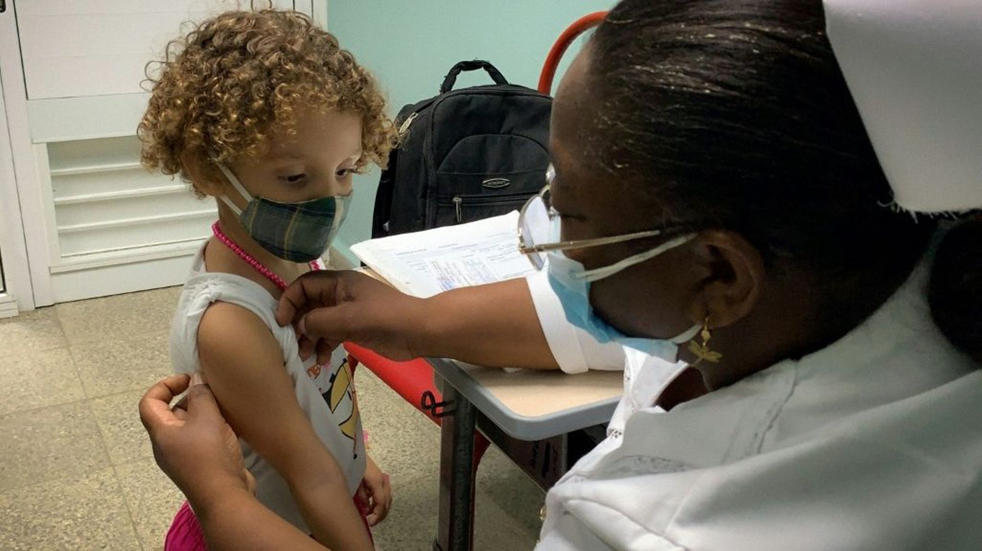 Une infirmière se prépare à vacciner une fillette de 3 ans contre le Covid-19 avec le vaccin cubain Soberana Plus dans le cadre d'un essai clinique, le 24 août 2021 à La Havane  