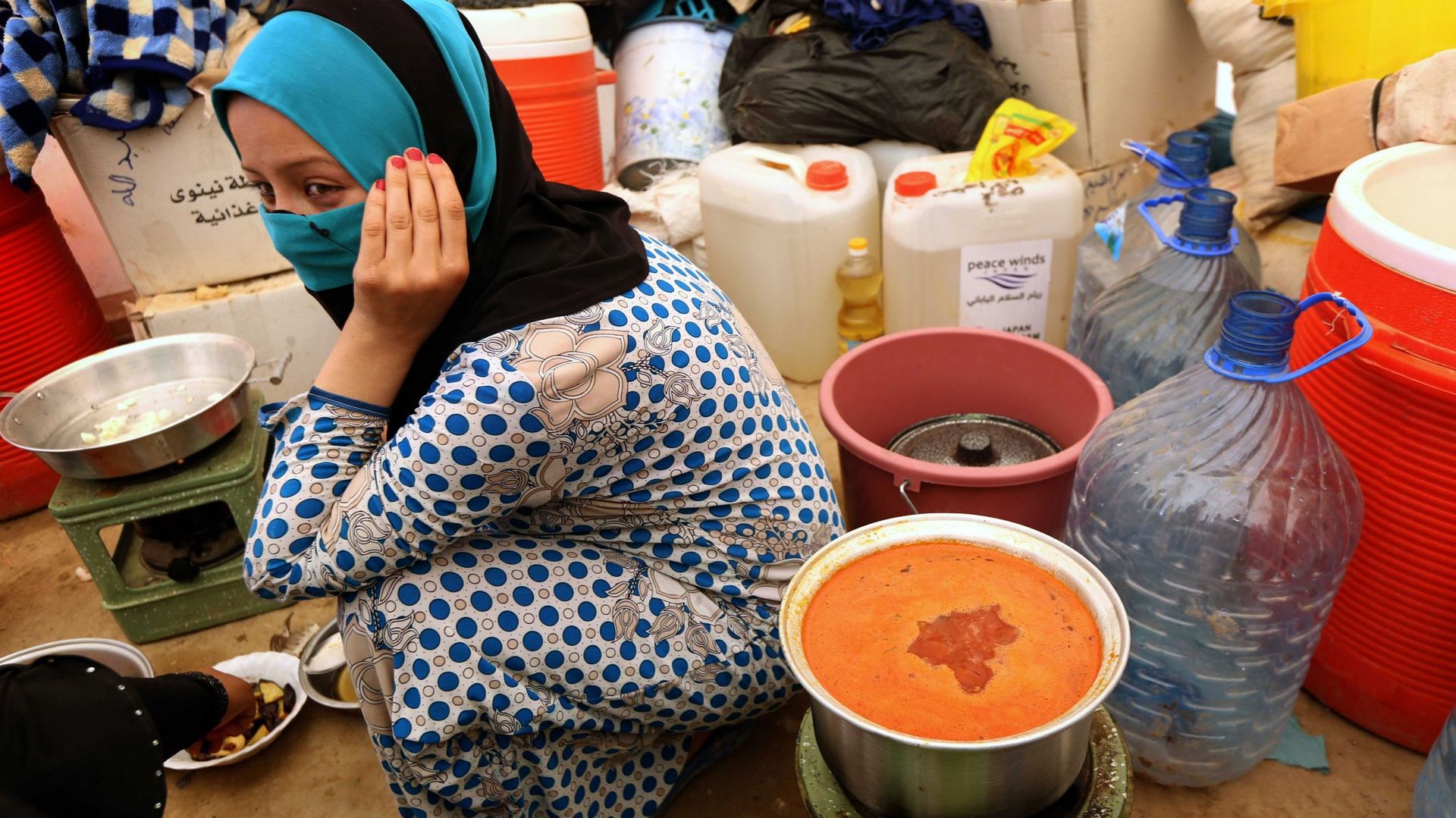 Une femme ayant fui Mossoul dans un camp de réfugiés