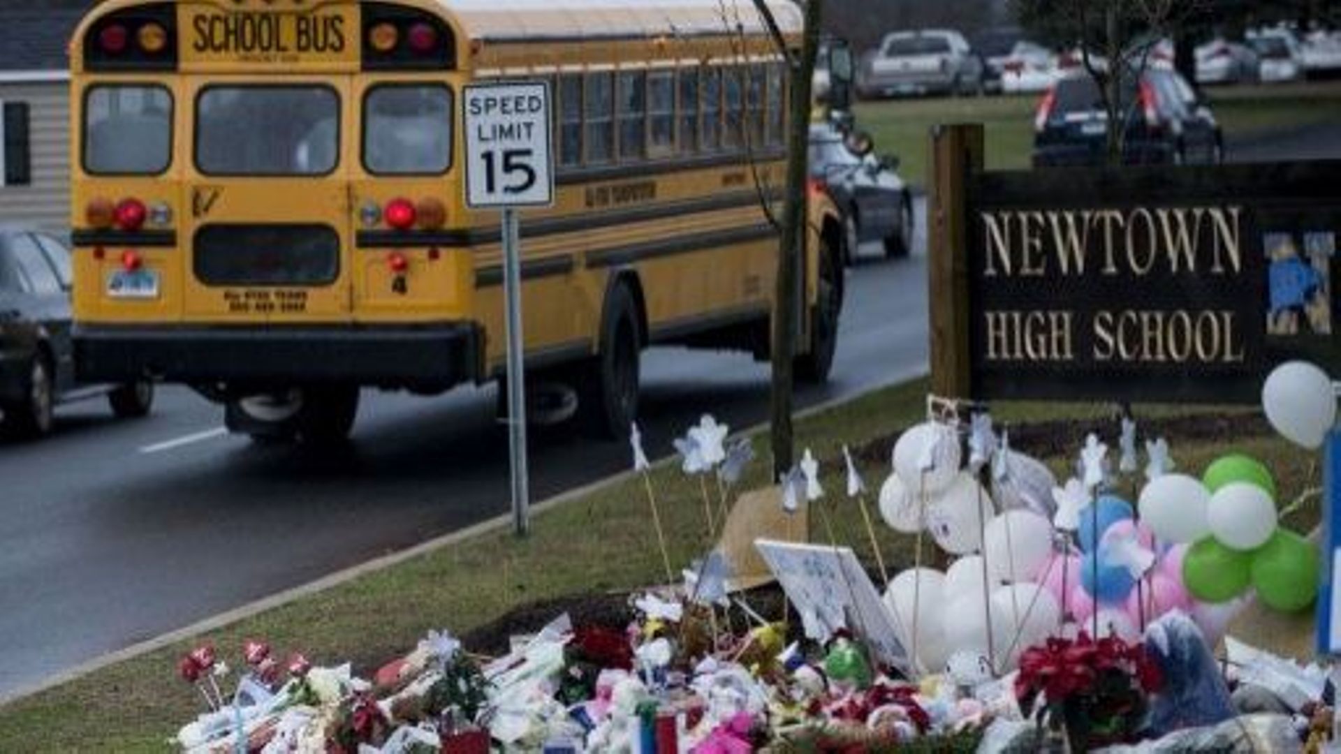 Un bus scolaire transporte des enfants vers leurs écoles à Newtown (Connecticut) quatre jours après la tuerie de celle de Sandy Hook, le 18 décembre 2012