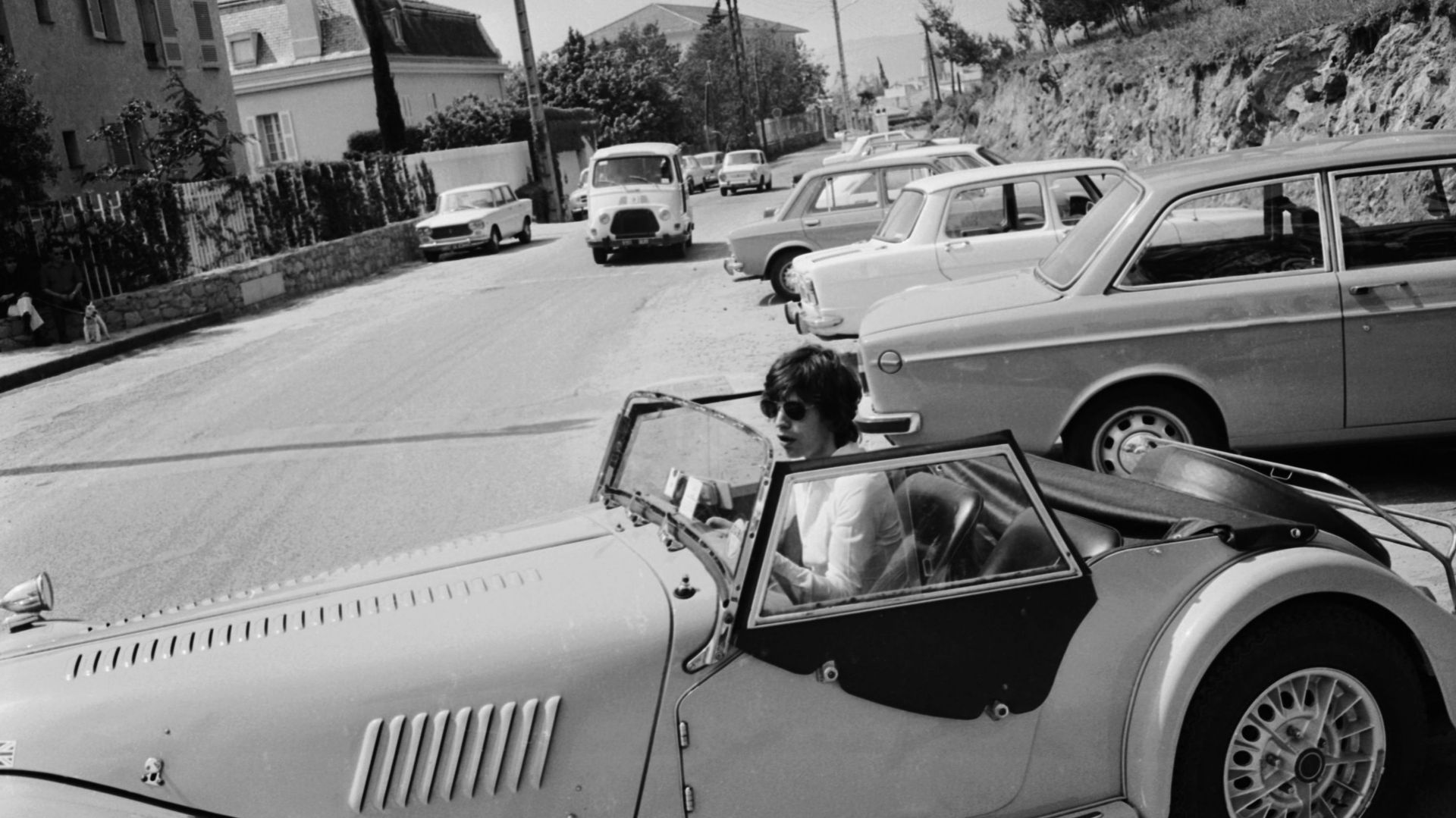 Mick Jagger au volant sa Morgan Plus 8 roadster jaune à St. Tropez en France le 9 mai 1971.