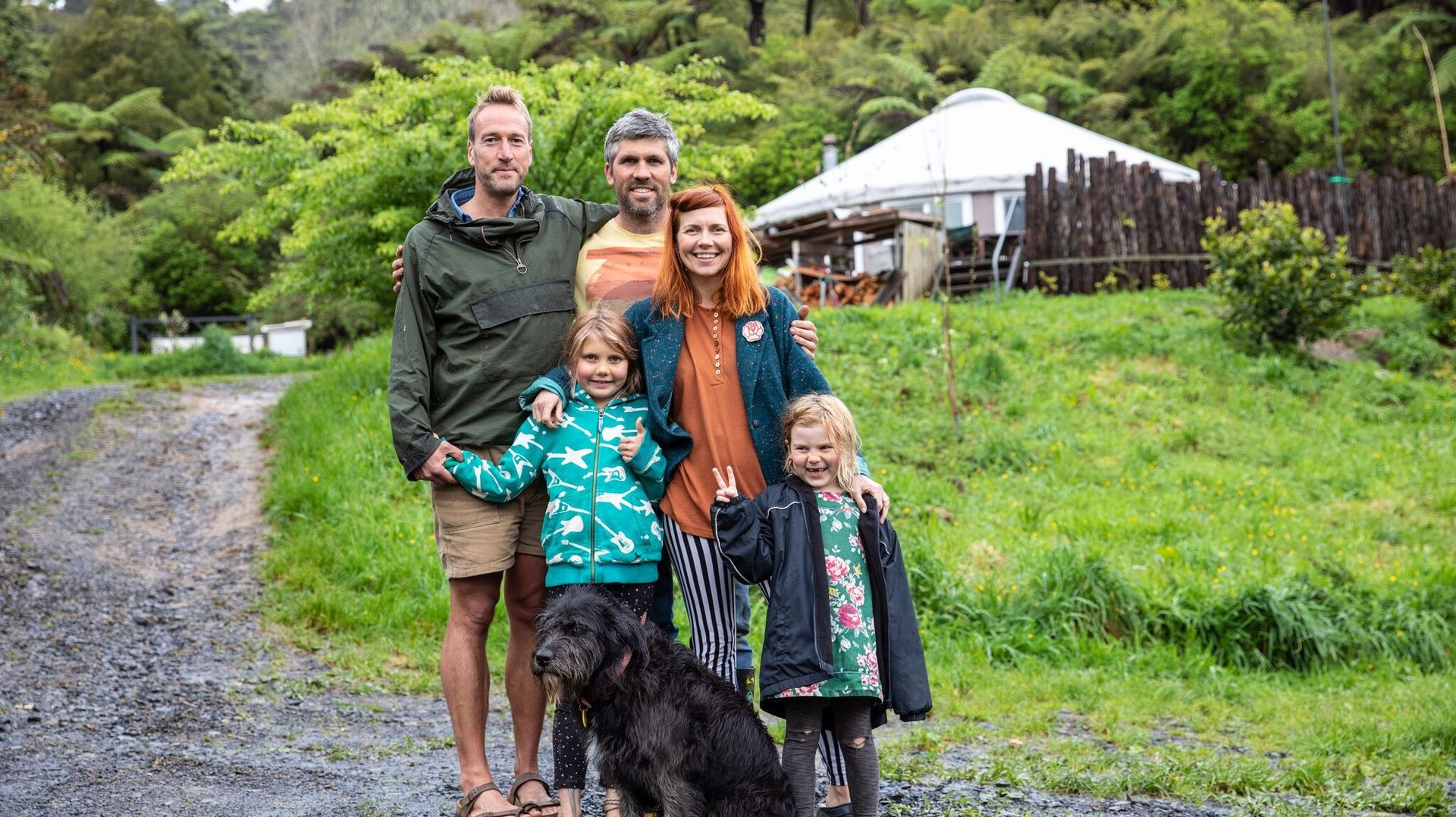 Ben, Lucie, Tim et leurs deux enfants devant leur habitation : une yourte 