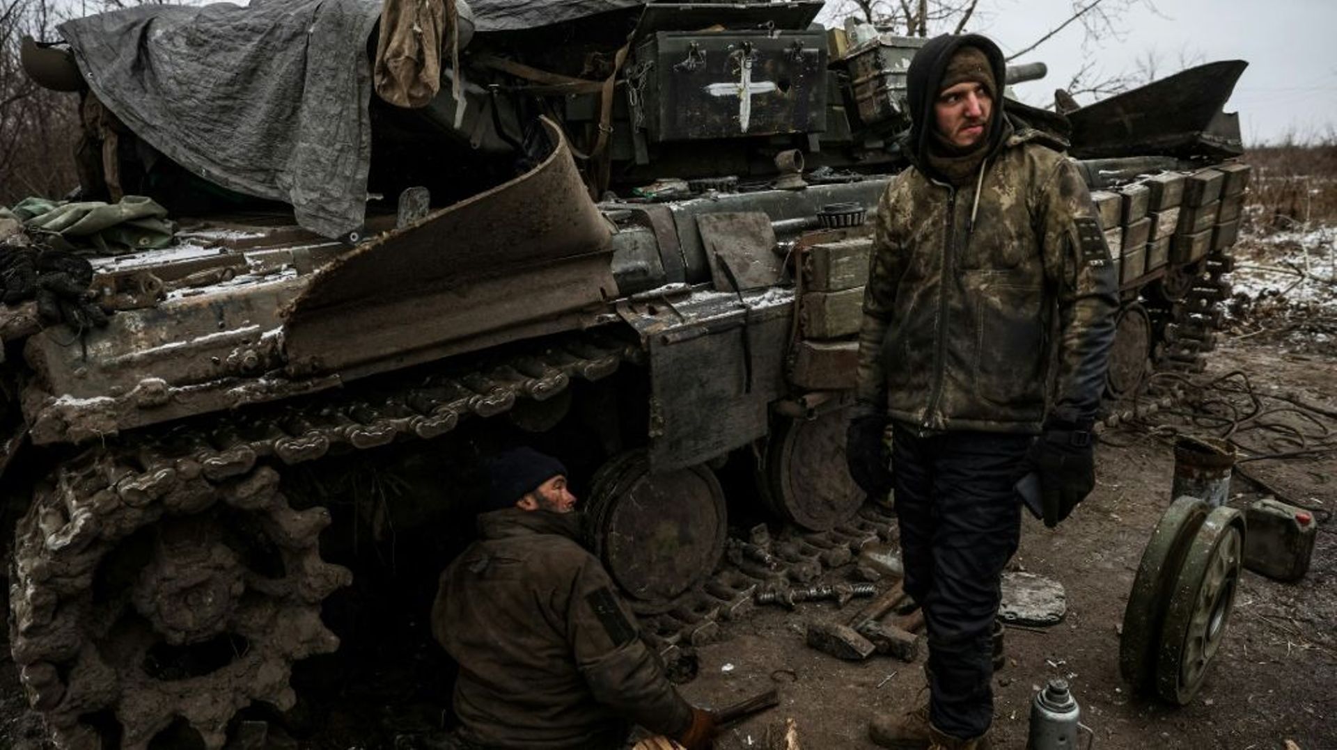 Des soldats ukrainiens réparent un char sur la ligne de front près de Kreminna, dans la région de Lougansk, le 12 janvier 2023