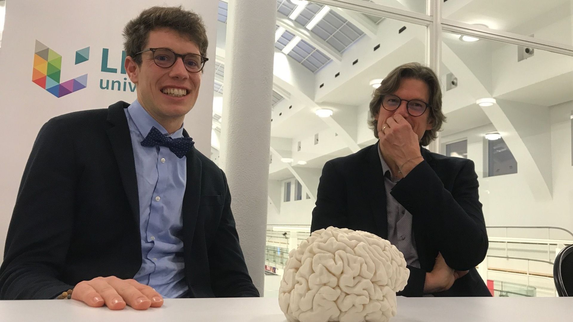 Stig Broeckx et Steven Laureys, devant la reproduction 3D du cerveau du cycliste après son accident