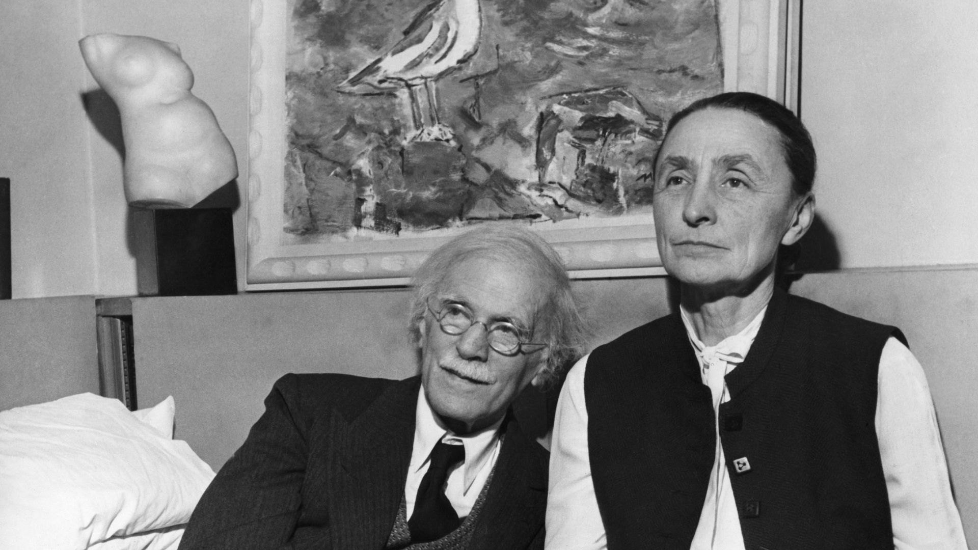 (Légende originale) Georgia O’Keeffe (1887-1986), peintre américaine, photographiée avec son mari, Alfred Stieglitz. Photo non datée.