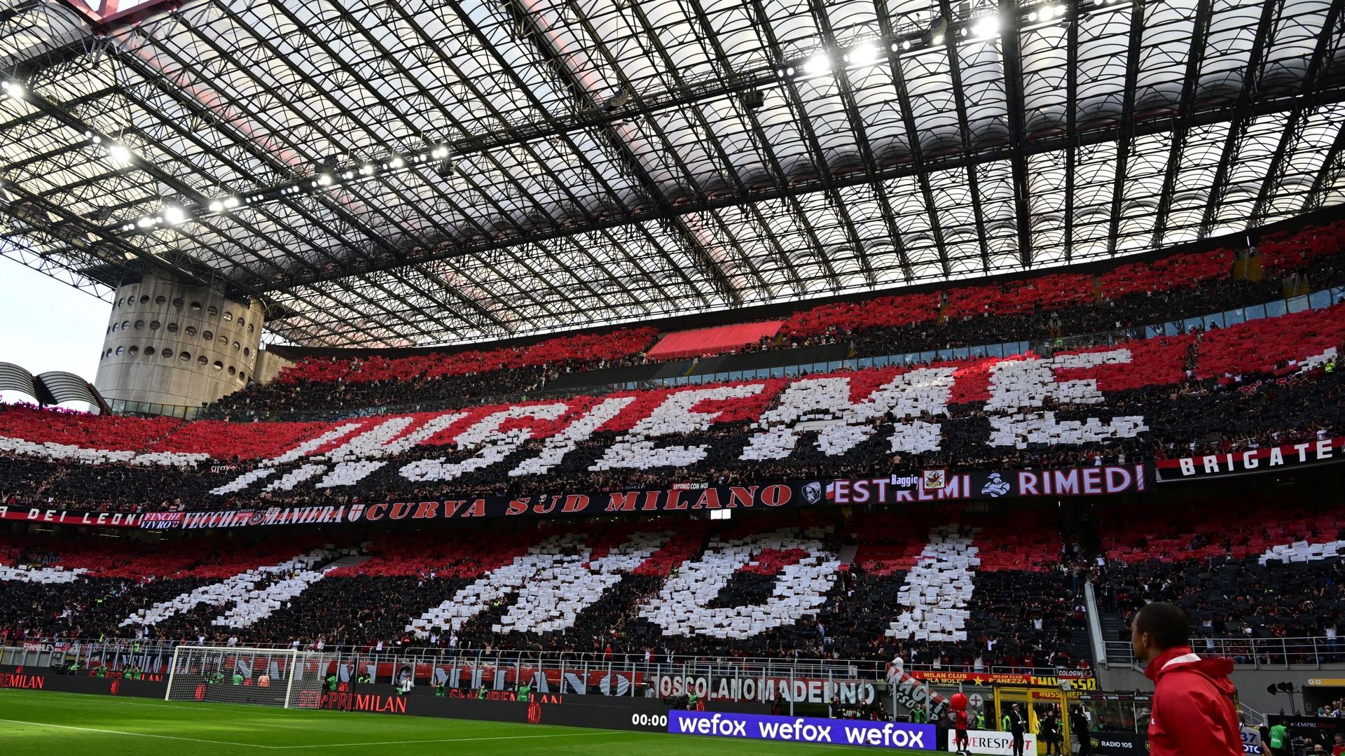 L’AC Milan est racheté par le fonds américain RedBird pour la somme d’1,2 milliard d’euros.