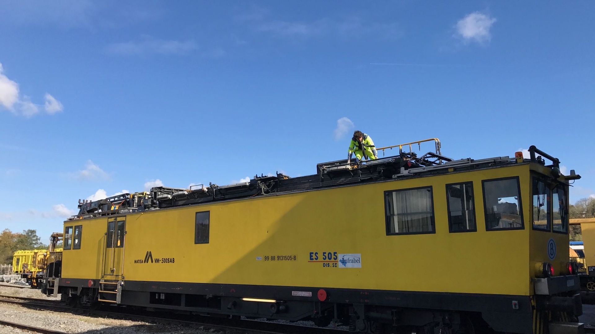Les chemins de fer engagent notamment des conducteurs de trains de travaux. Comme cette machine du Centre Logistique d'Infrastructure de Ronet, près de Namur.