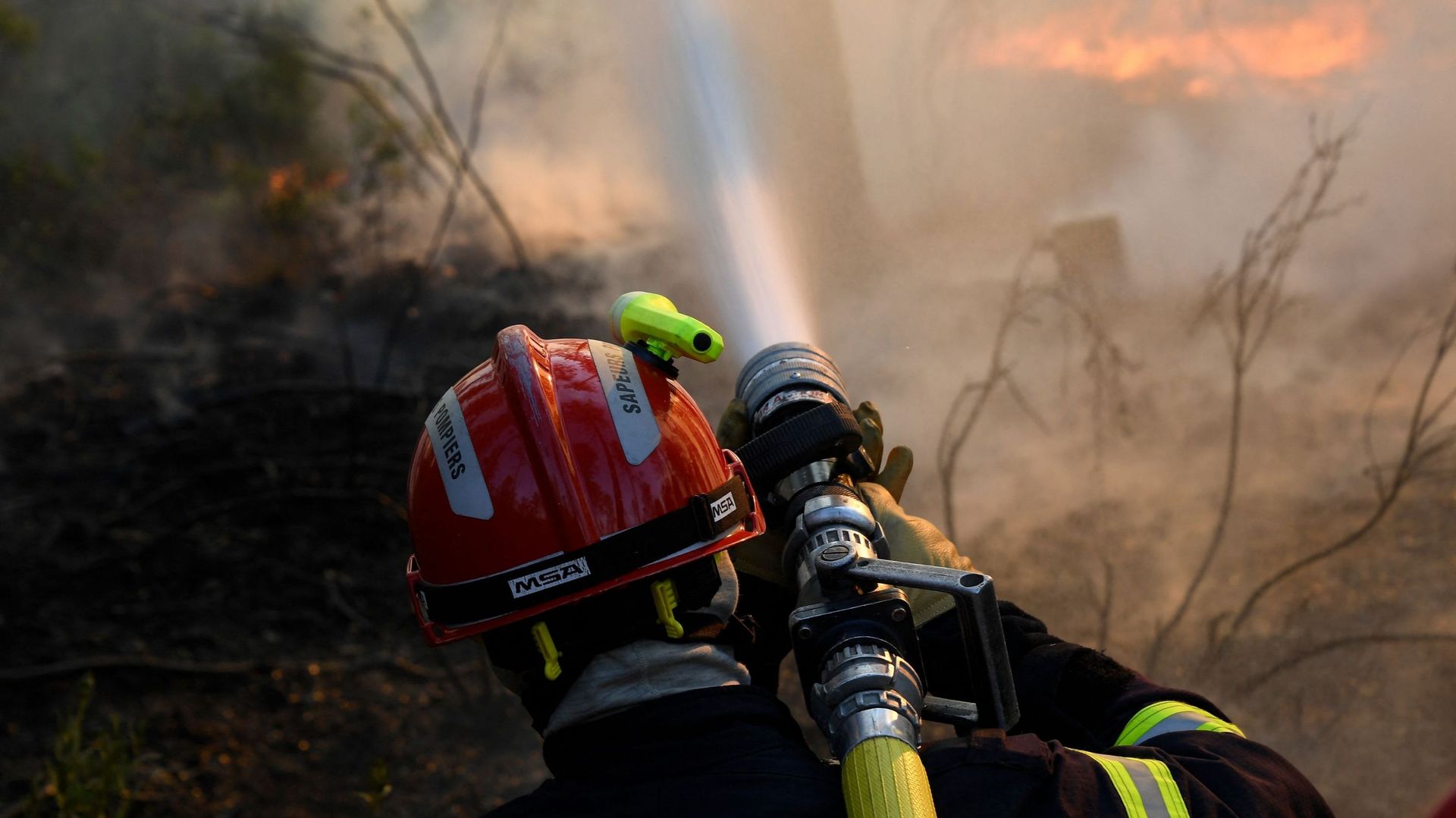 Des pompiers français qui éteignent un feu de forêt dans le Var, en 2021.