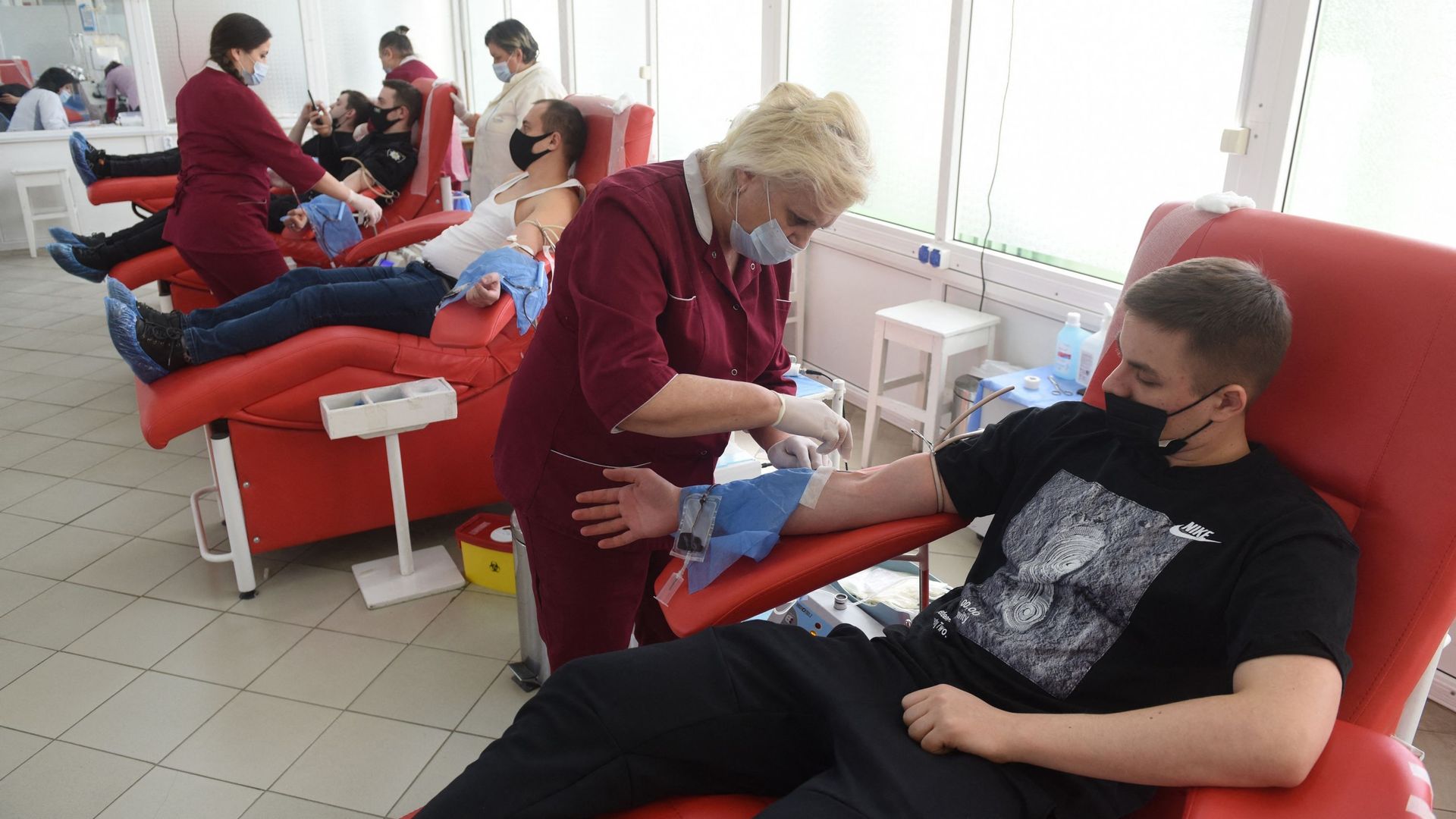 Des personnes donnent leur sang pour l'armée au centre de service du sang de la ville de Lviv, dans l'ouest de l'Ukraine, le 25 février 2022.