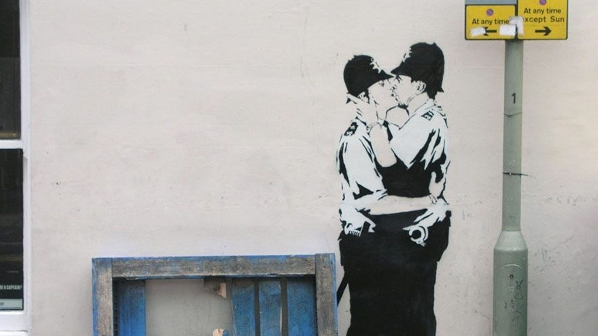 "Kissinh Coppers", Banksy