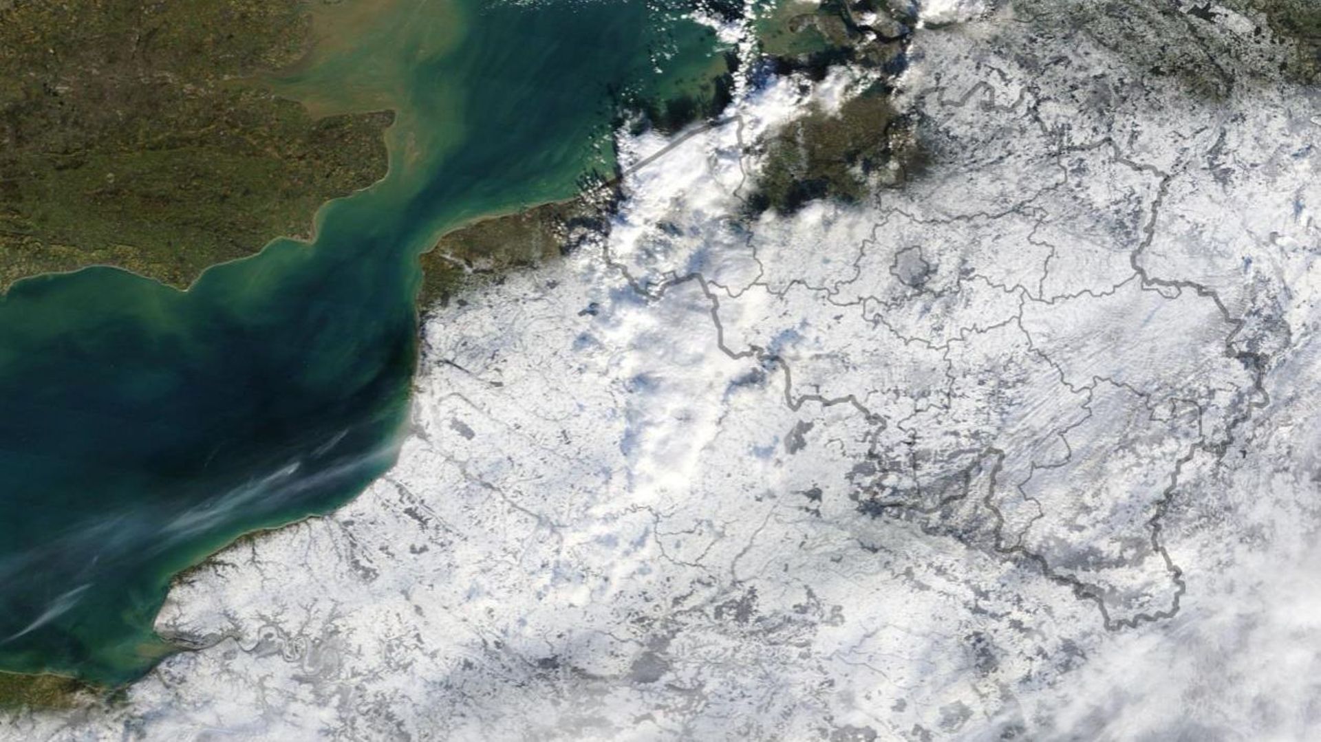 La belle image du jour captée par la NASA : la Belgique couverte de