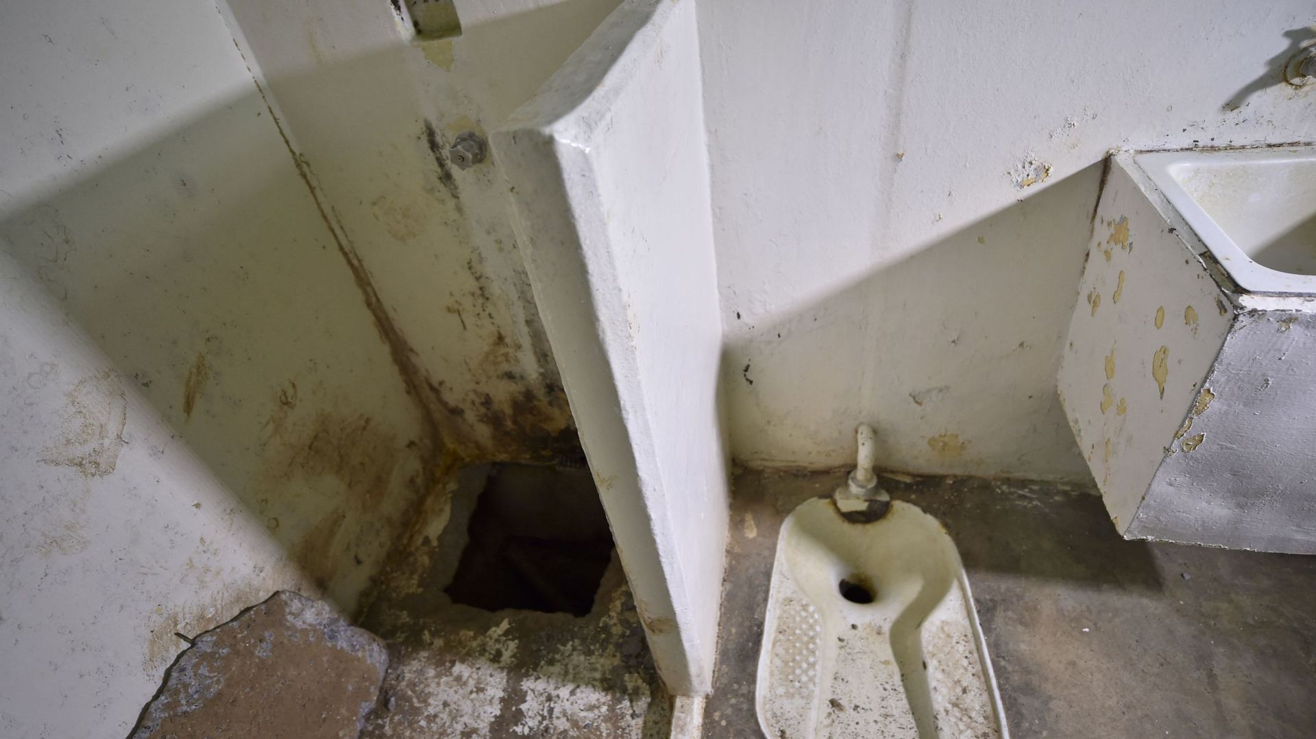 Le tunnel creusé sous la douche dans la cellule d’El Chapo à la prison mexicaine d’Altiplano.
