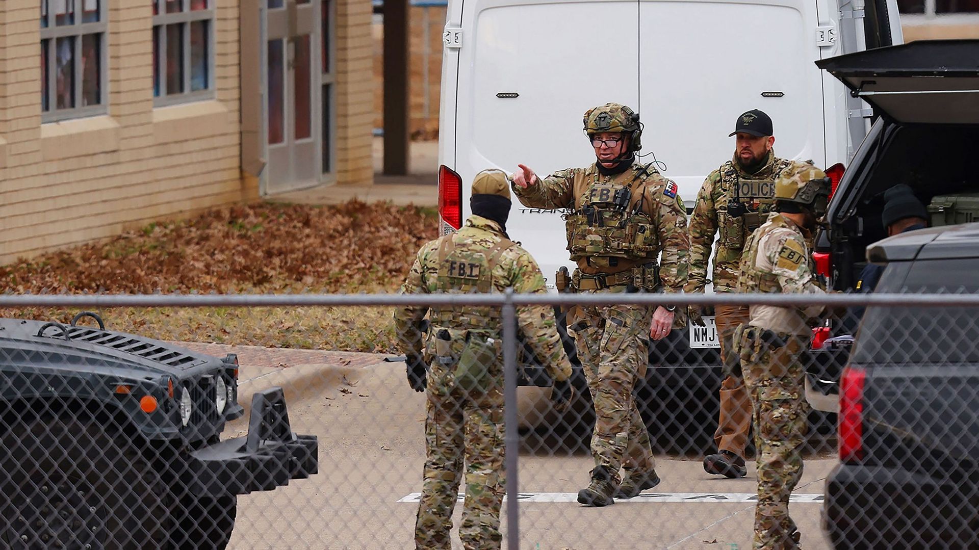 Des membres de l’équipe du SWAT se déploient près de la synagogue Congregation Beth Israel à Colleyville, Texas, à quelque 25 miles (40 kilomètres) à l’ouest de Dallas, le 15 janvier 2022.