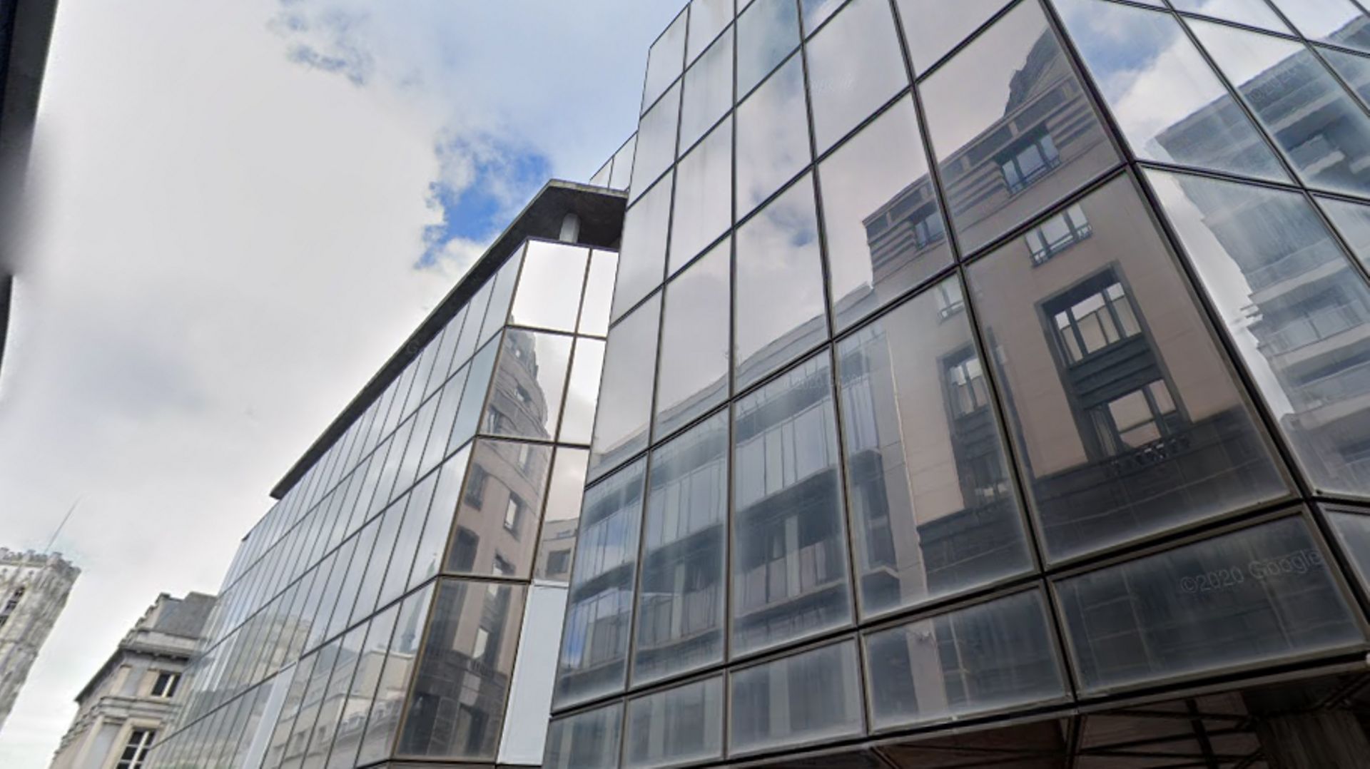 L’immeuble de la rue De Ligne, qui abritera le futur commissariat central Bruxelles/Ixelles, a été occupé jusqu’en 2015 par Dexia. En attendant que les travaux débutent, en 2023, le complexe accueille temporairement l’ASBL culturelle "Arty-Farty".