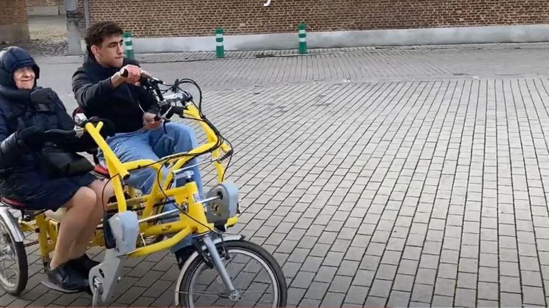 Zak, lors d'une récente sortie d'essai, sur le vélo qui fait l'objet du crowdfunding. 