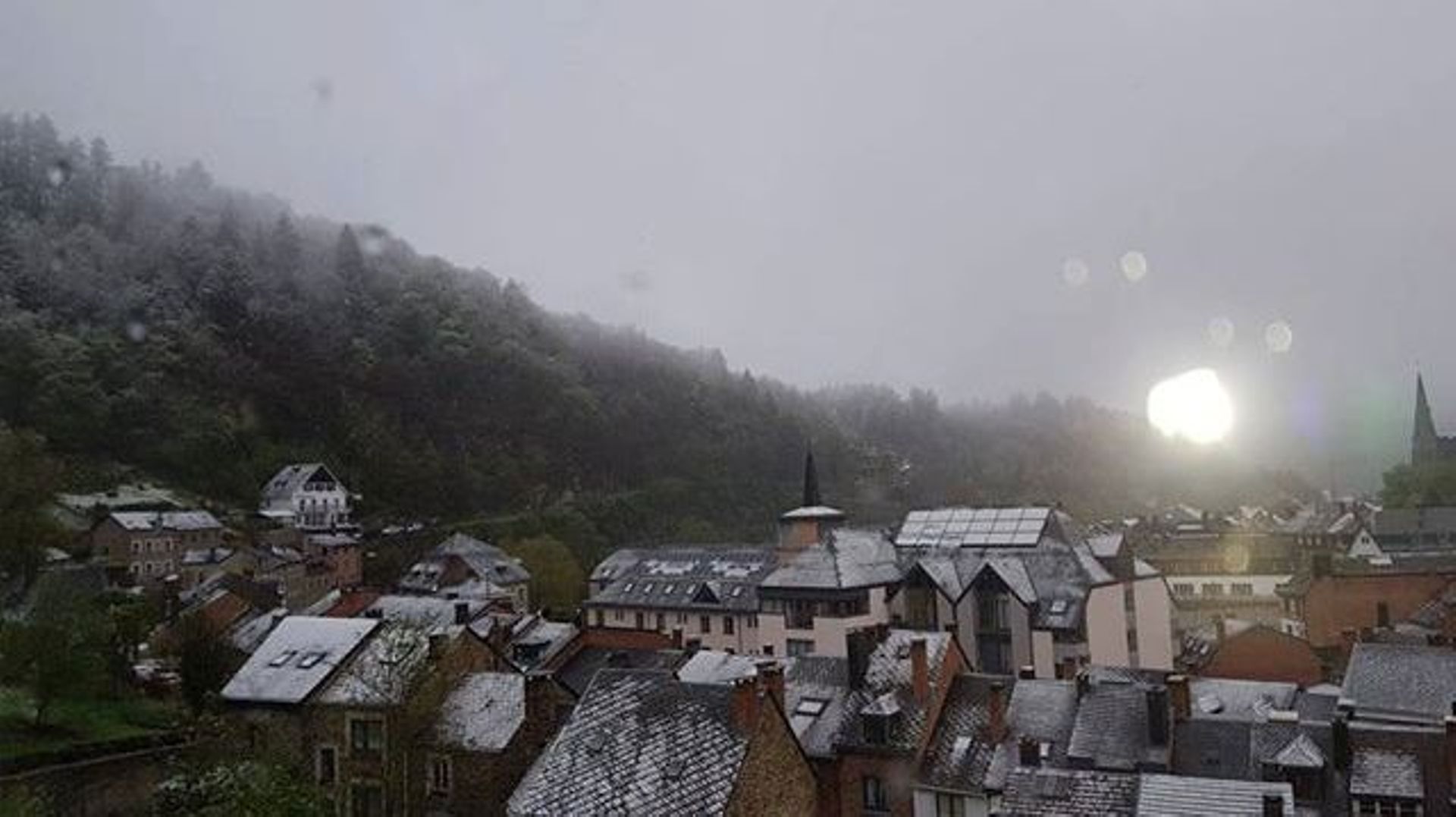 À La Roche en Ardennes, les toits sont aussi recouverts d'une pellicule blanche