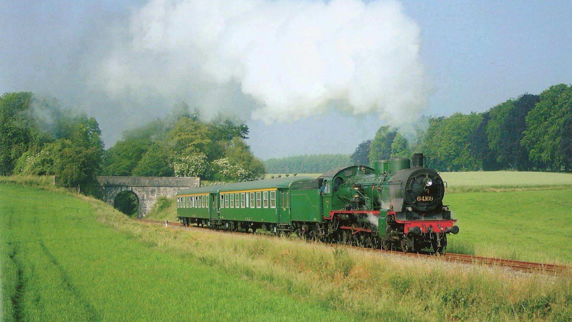 Une locomotive a vapeur sur le chemin de fer du Bocq. Il est désaffecté depuis les années 60 mais des passionnés y font parfois circule de vieilles machines.