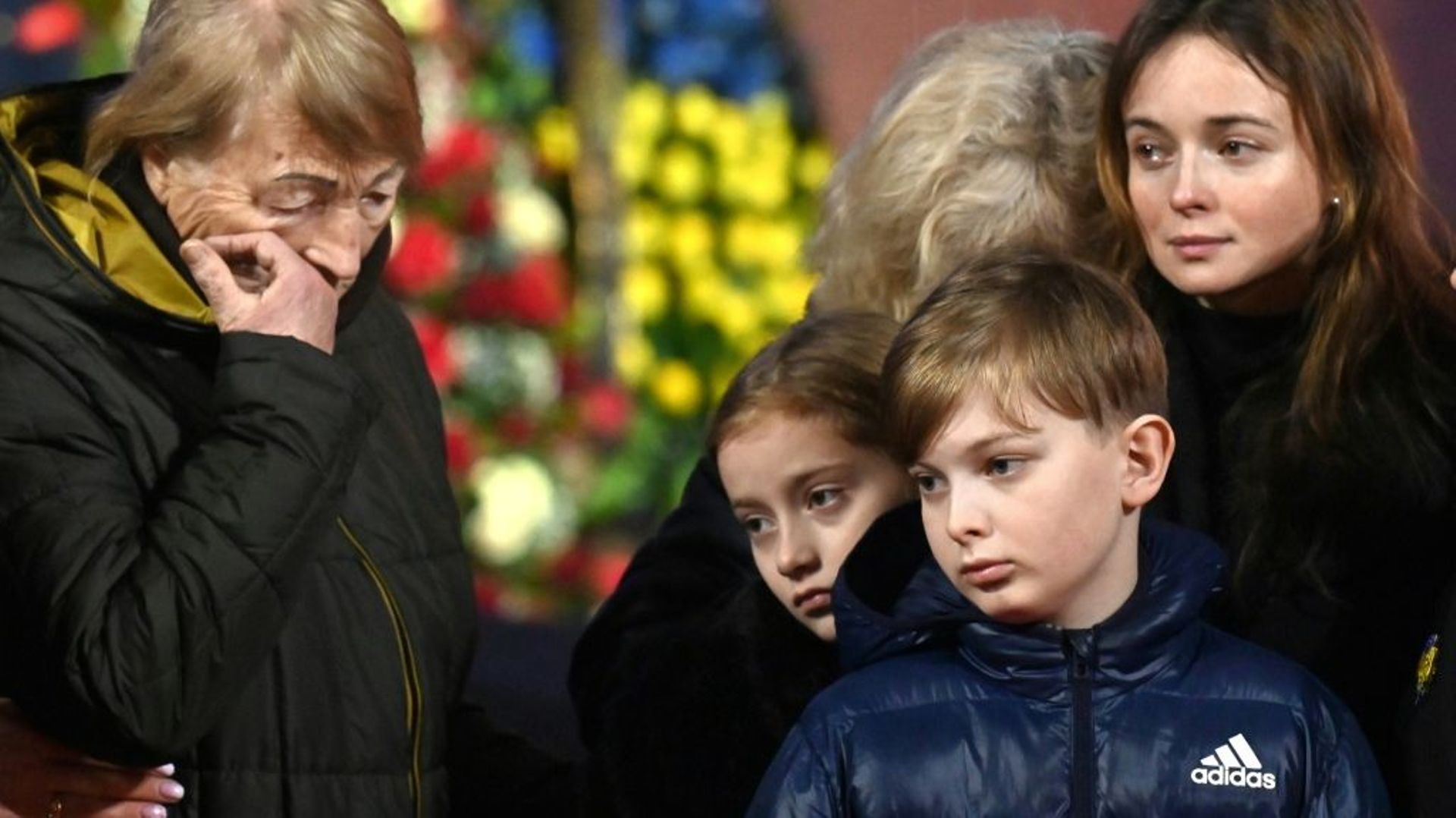 Des proches des victimes aux funérailles du ministre de l’Intérieur ukrainien Denys Monastyrsky et de ses collègues à Kiev le 21 janvier 2023.