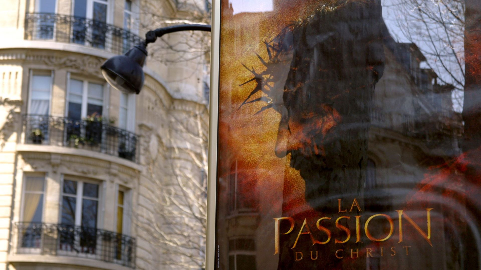 Affiche du film, la "passion du christ", à Paris en 2004