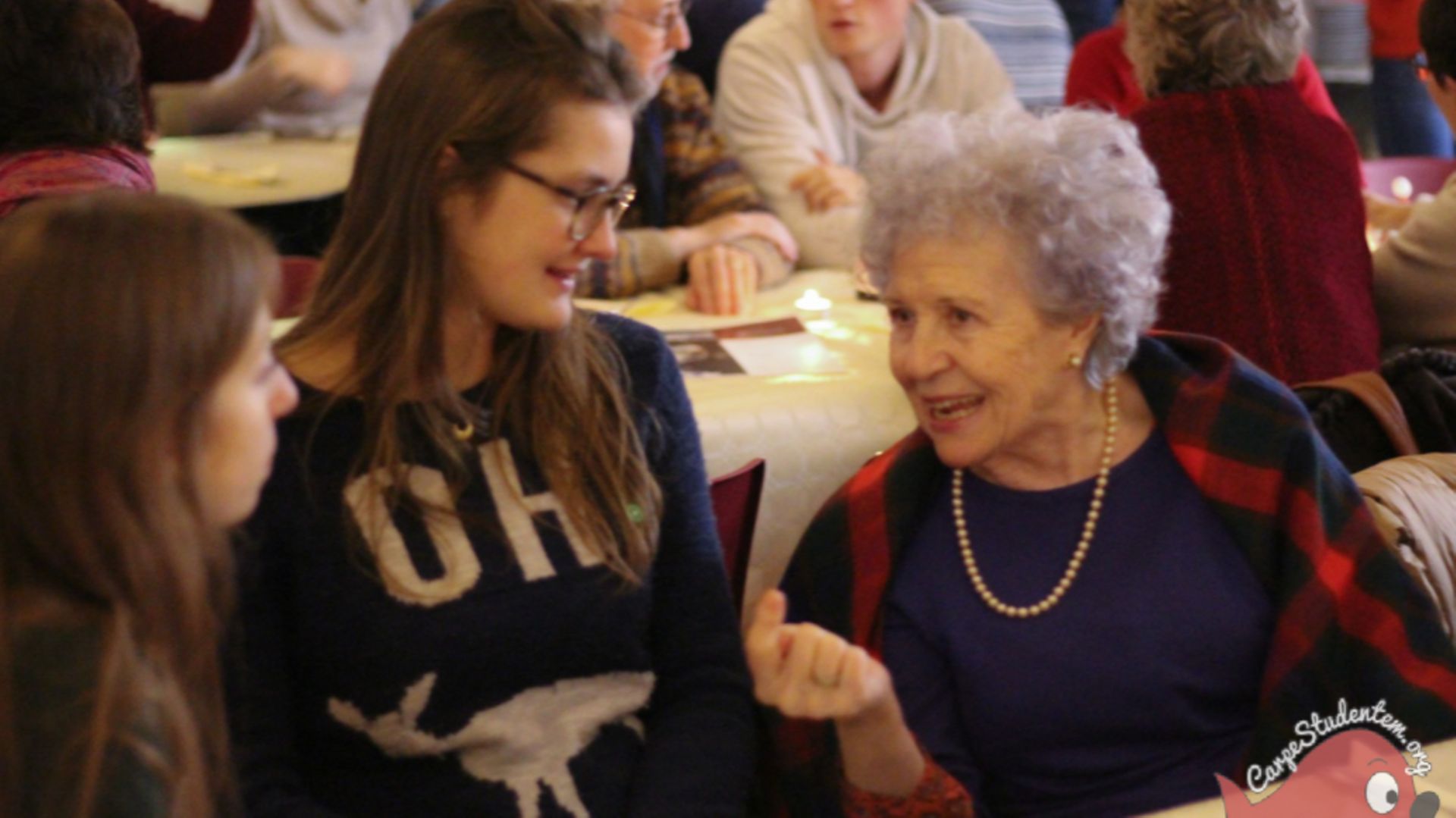 Parmi les activités entre étudiants et seniors de Louvain-la-Neuve : des repas qui permettent aux aînés de goûter à la vie trépidante des jeunes ; des repas dont profitent aussi les étudiants ouverts aux conseils et à l’expérience des seniors.