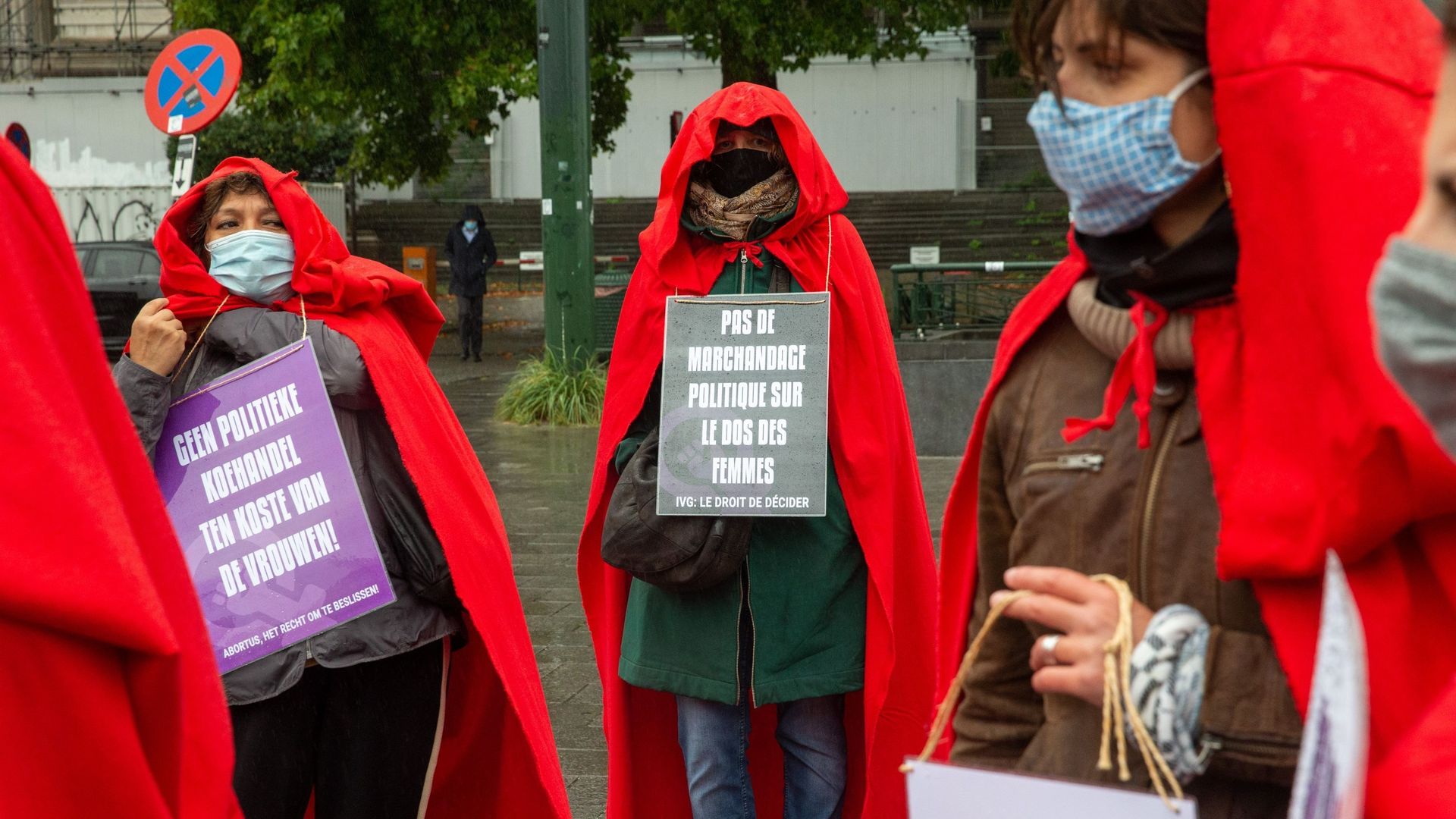 Une action de protestation du 'Centre d'action laïque' (CAL) à l'occasion de la Journée mondiale du droit à l'avortement, le lundi 28 septembre 2020, devant le palais de justice de Bruxelles. 