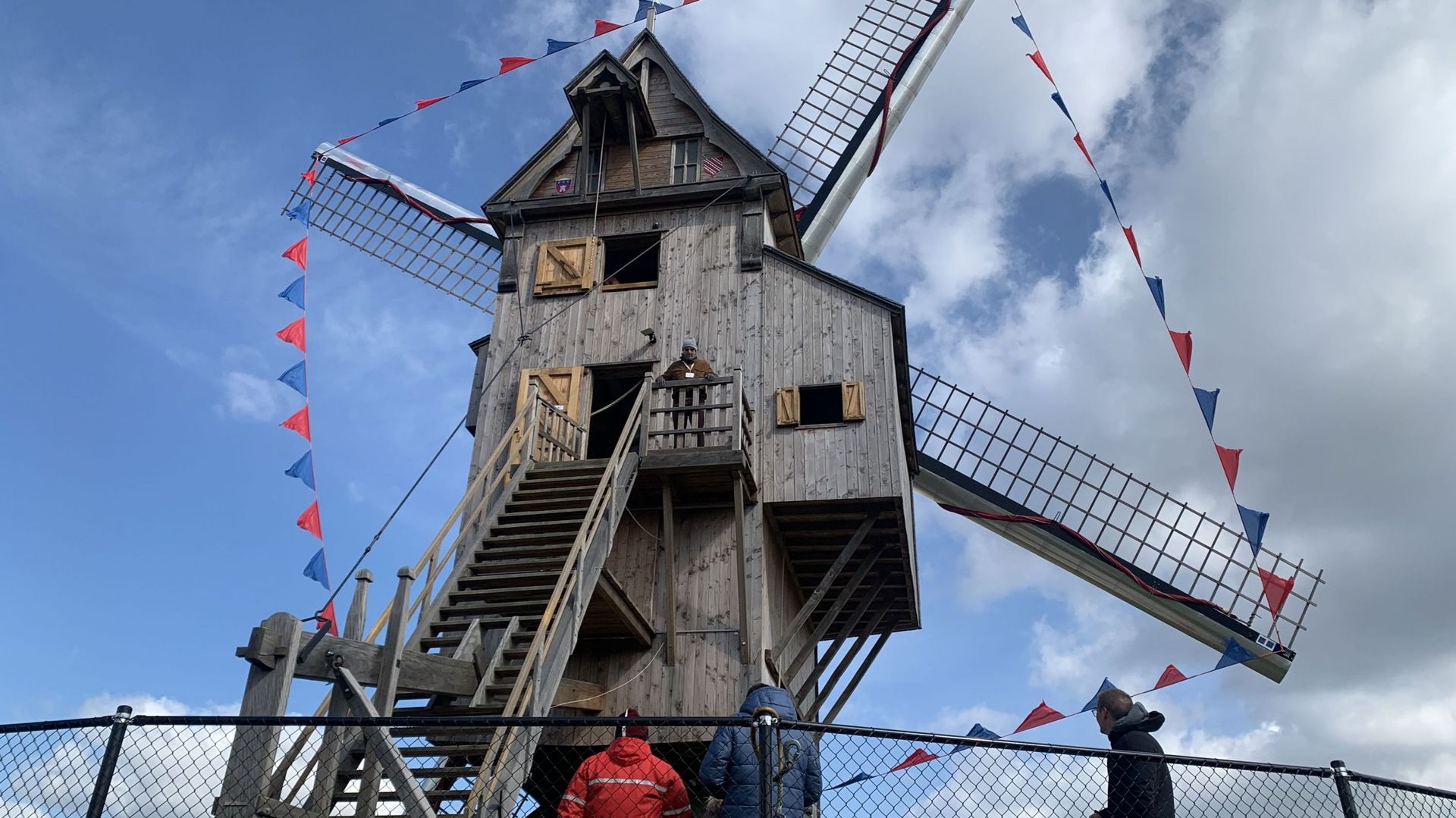 Le moulin est décoré à l'occasion de son inauguration pour la plus grande fierté des habitants.