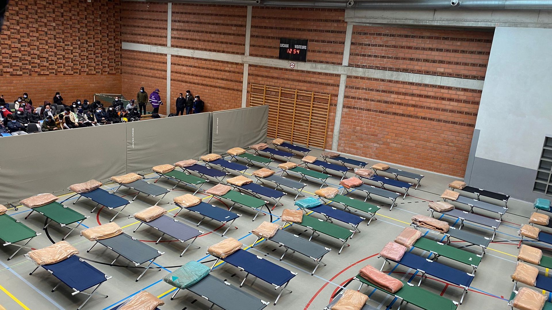 Une partie des demandeurs d'asile passer la nuit dans un gymnase de la commune de Molenbeek.