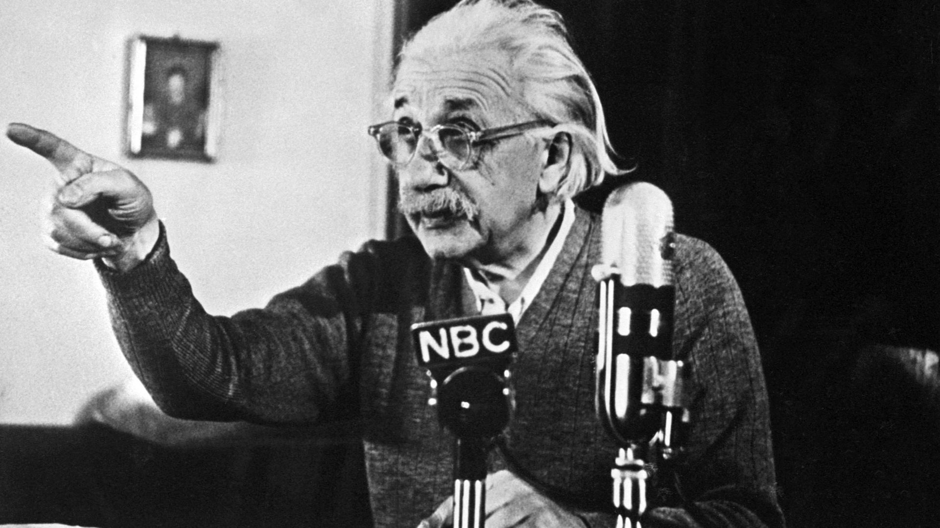 Albert Einstein déclare son opposition à la bombe atomique lors d'une conférence à Princeton, USA, le 14 février 1950.