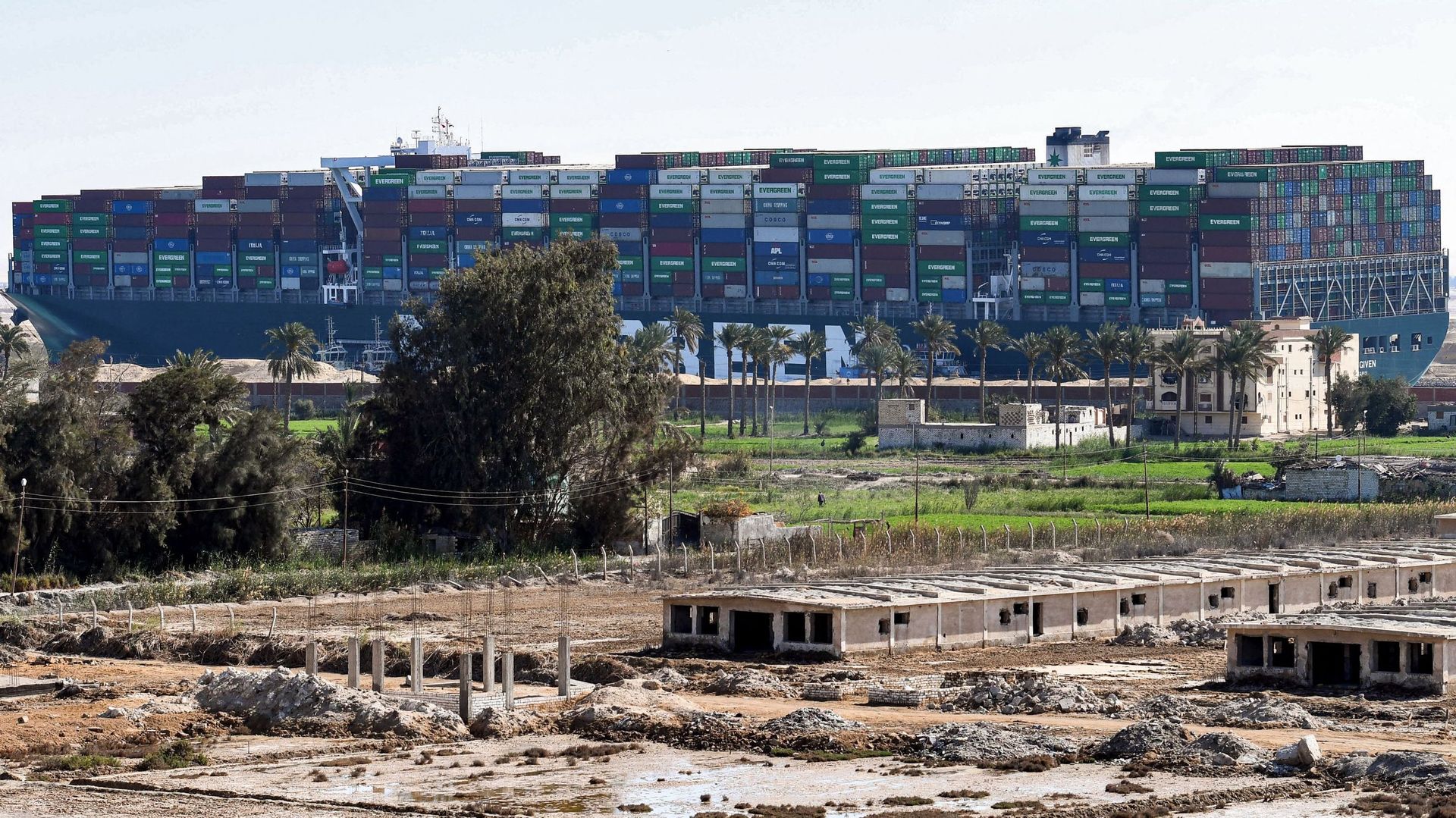 L’Ever Green photographié le 29 mars dernier dans le canal de Suez.