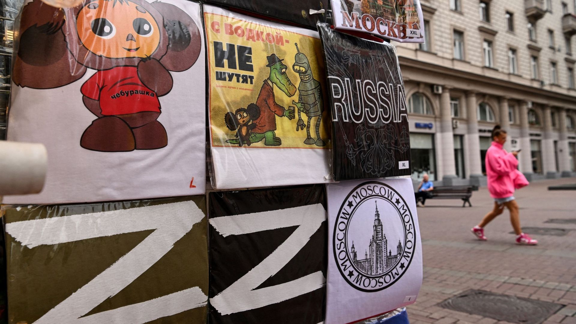 Dans le centre de Moscou, une échoppe vend des T-shirt portant le sigle Z de soutien à l’offensive russe en Ukraine.