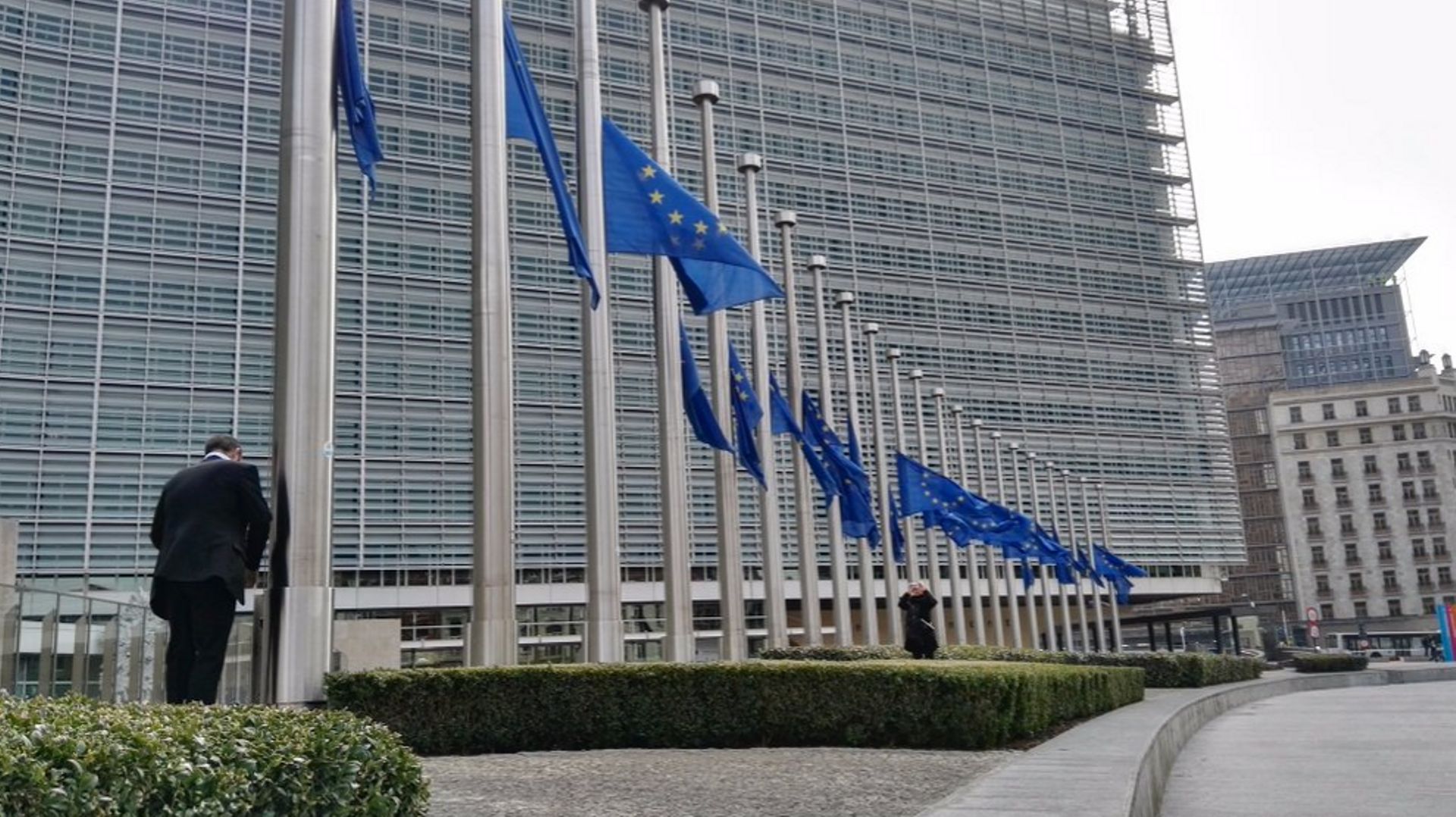 Le siège de la Commission européenne à Bruxelles a mis en berne les drapeaux cet après-midi 