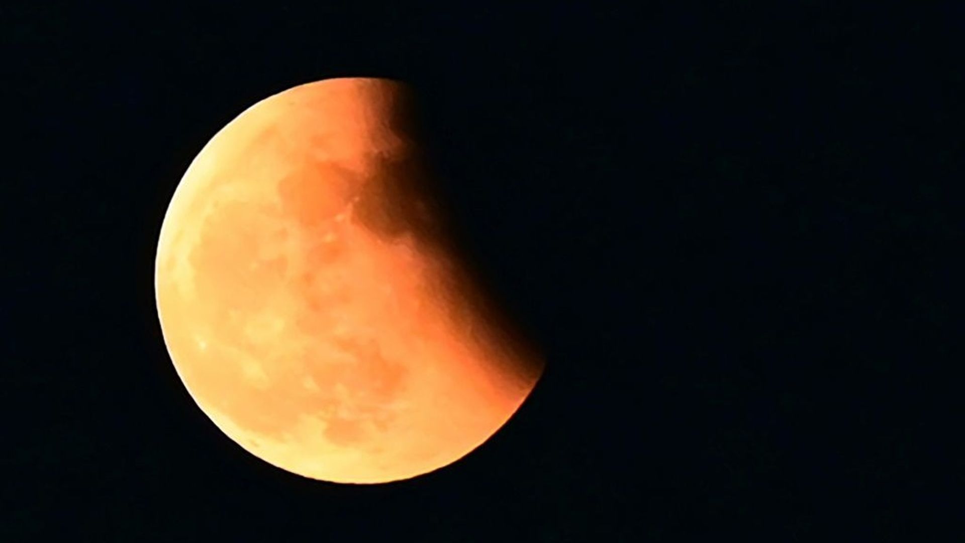 Une "Lune de sang" lors d'une éclipse à Prayagraj, le 8 novembre 2022 en Inde.