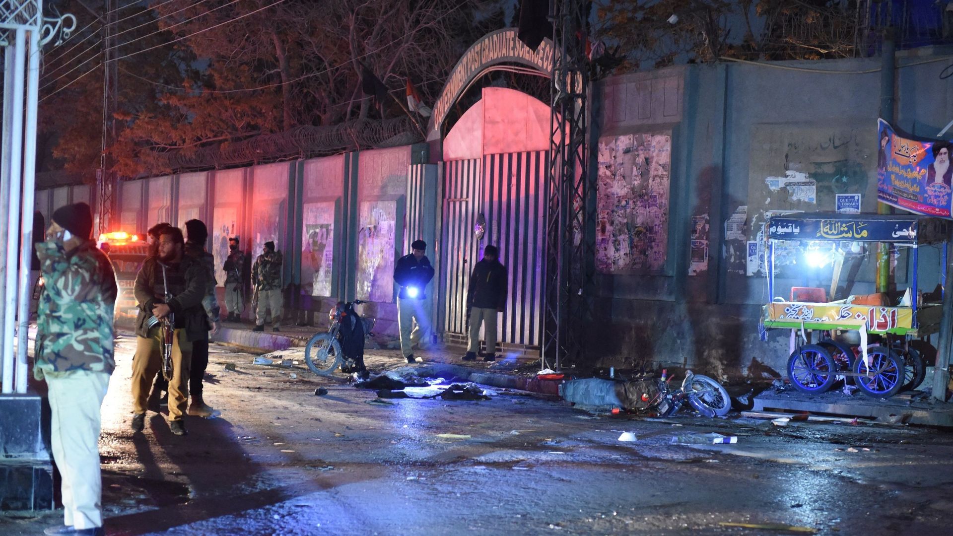 Des policiers recherchent des preuves sur le site de l'explosion d'une bombe à Quetta, le 30 décembre 2021.