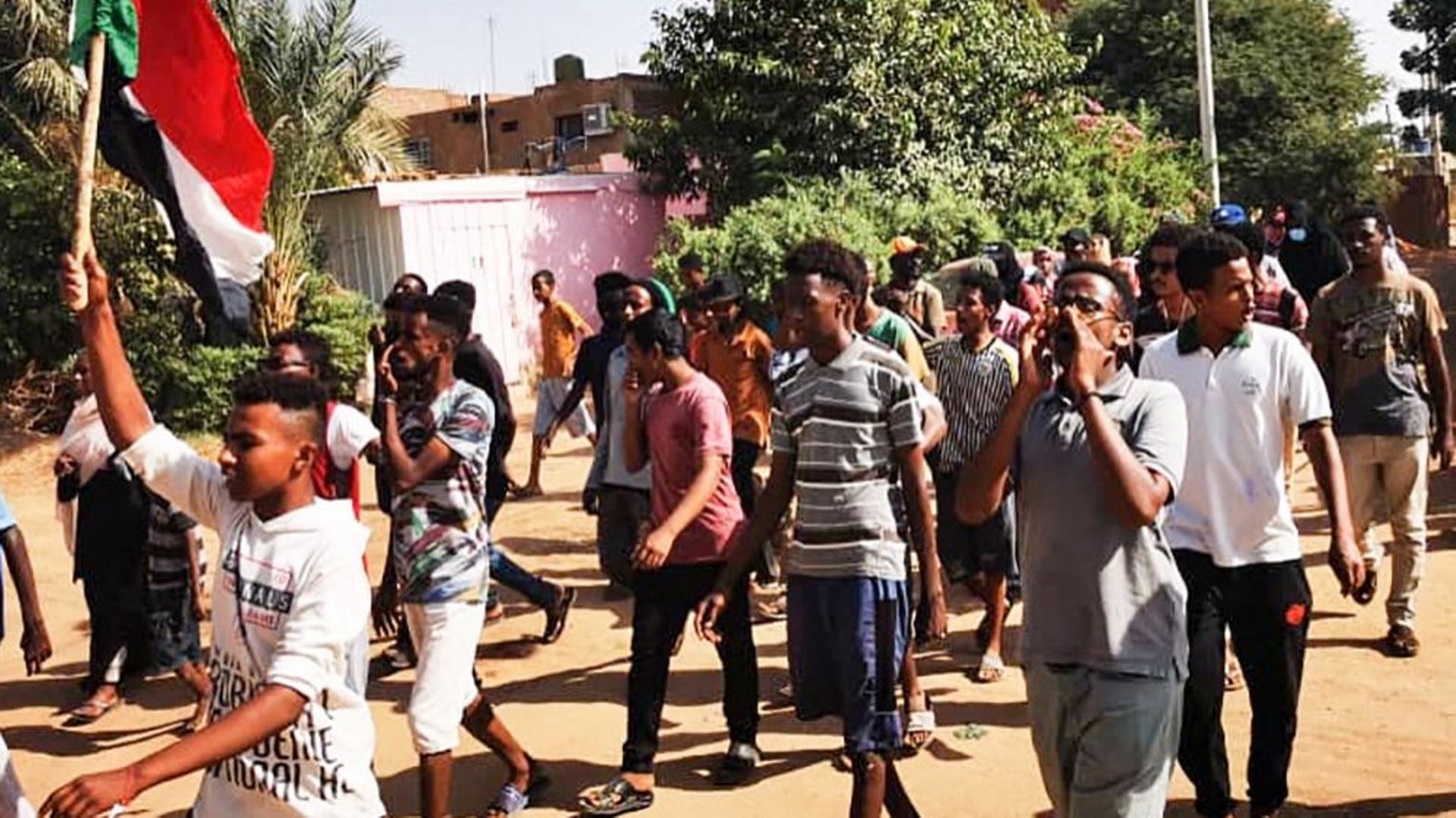 De jeunes Soudanais protestent dans les rues de la capitale Khartoum, au milieu des manifestations en cours contre une prise de pouvoir militaire qui a suscité une large condamnation internationale, le 4 novembre 2021.
