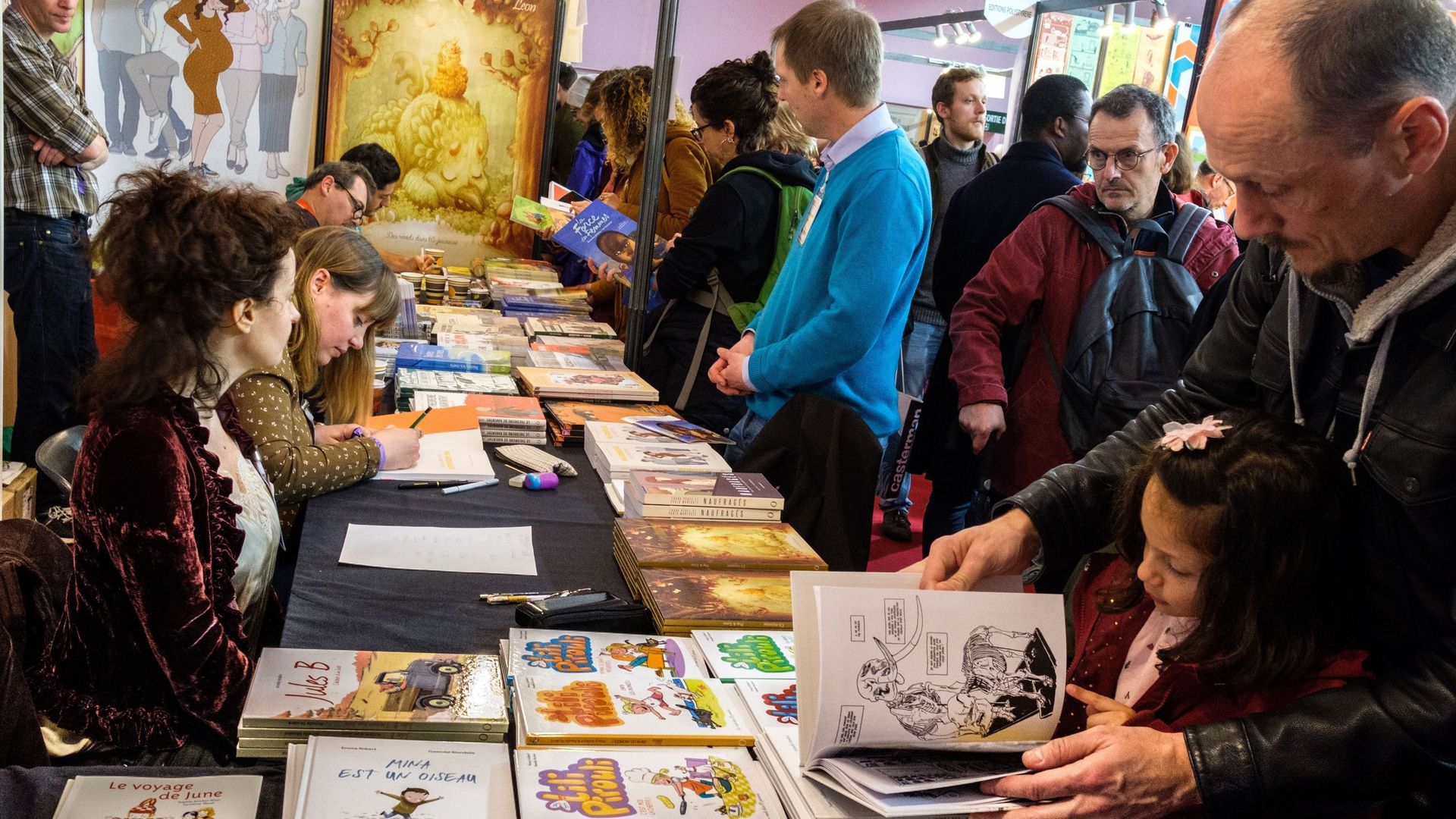 Angoulême (ouest de la France) : 47e Festival international de la bande dessinée le 01 février 2020. Des festivaliers autour des stands des éditeurs.