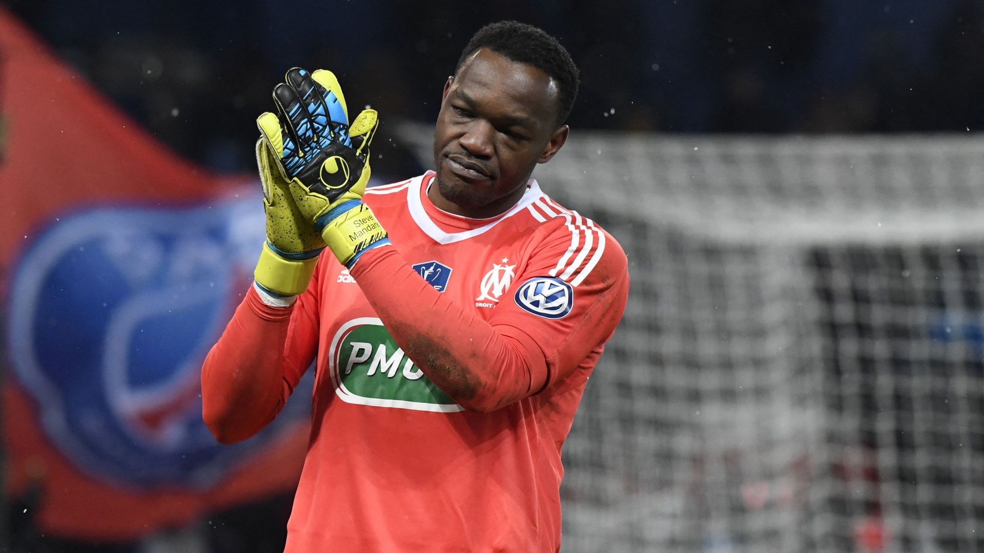 "Ce n'est pas simple, mais j'arrête" : le gardien français Steve Mandanda range ses gants à 40 ans