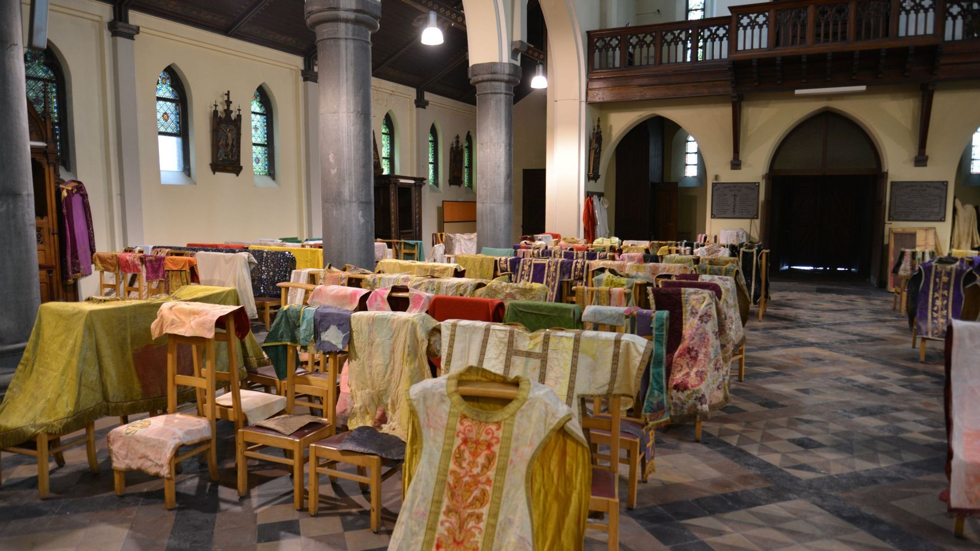 Vêtements liturgiques provenant de la chapelle Saint-Lambert mis à sécher dans l’église Saint-Jean-Baptiste, une des rares églises épargnées à Verviers.