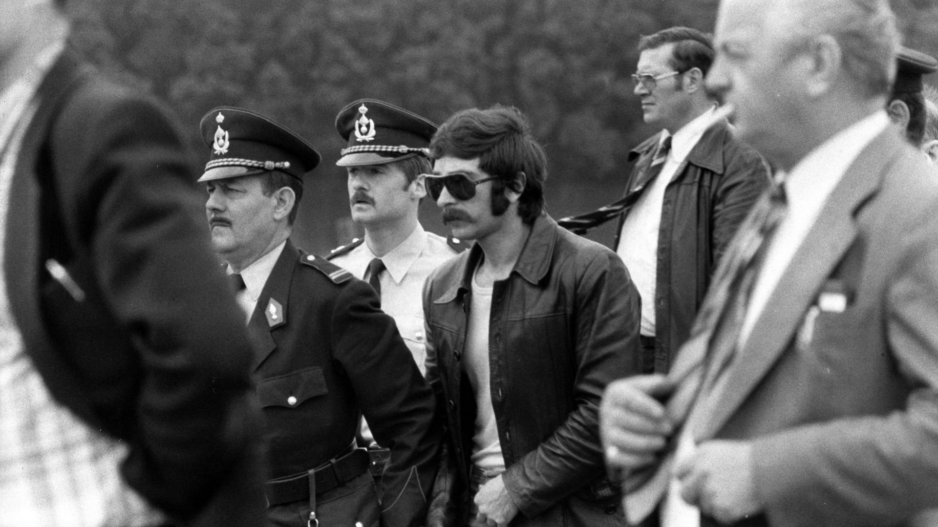 La reconstitution du meurtre de la famille Steyaert, le 29 juillet 1979. Au centre, menotté, l'un des deux assassins, Freddy Horion. 