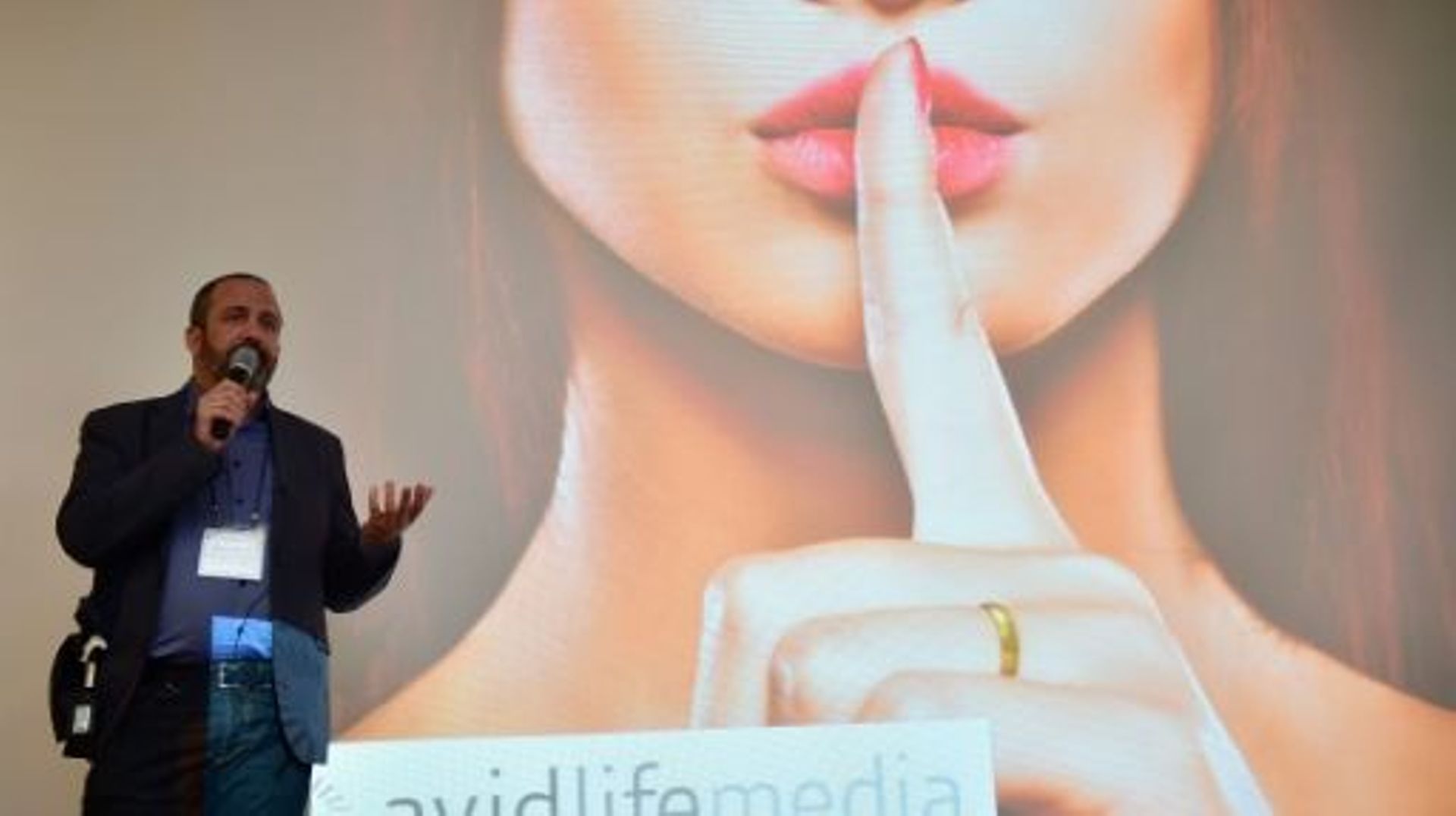 Internet: les profils, identités et fantasmes de quelques-uns des 37 millions d'abonnés du site de rencontres adultères Ashley Madison révélés au grand jour par des pirates